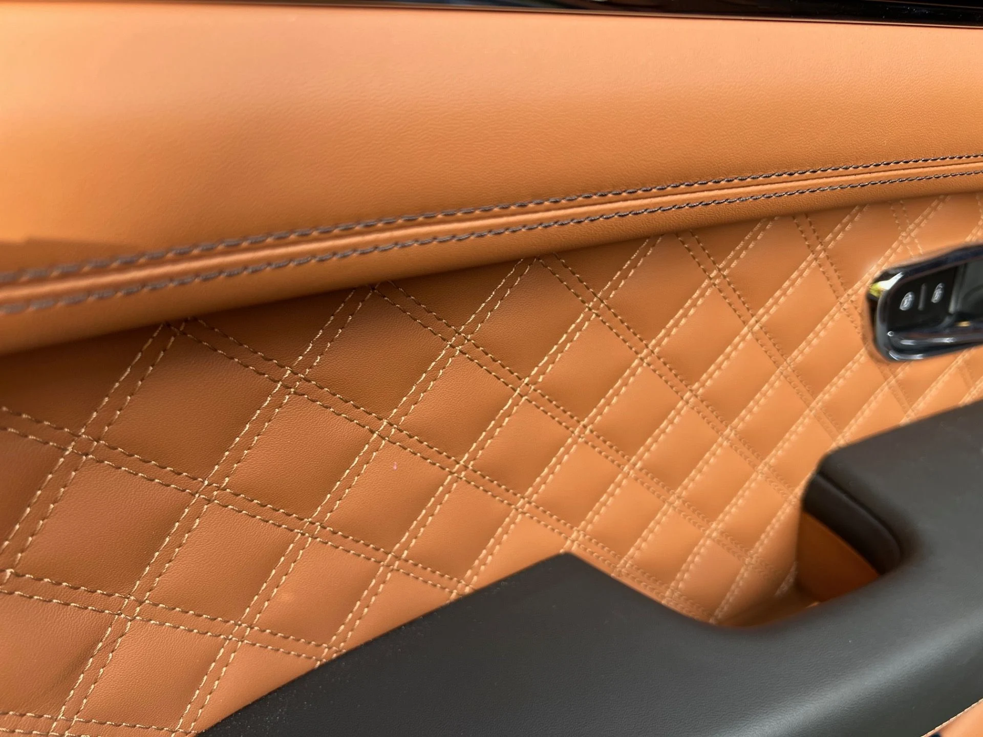 mph005_1058630372_Used_2022_Bentley_Bentayga_V8_1761327284_da24e05bbb