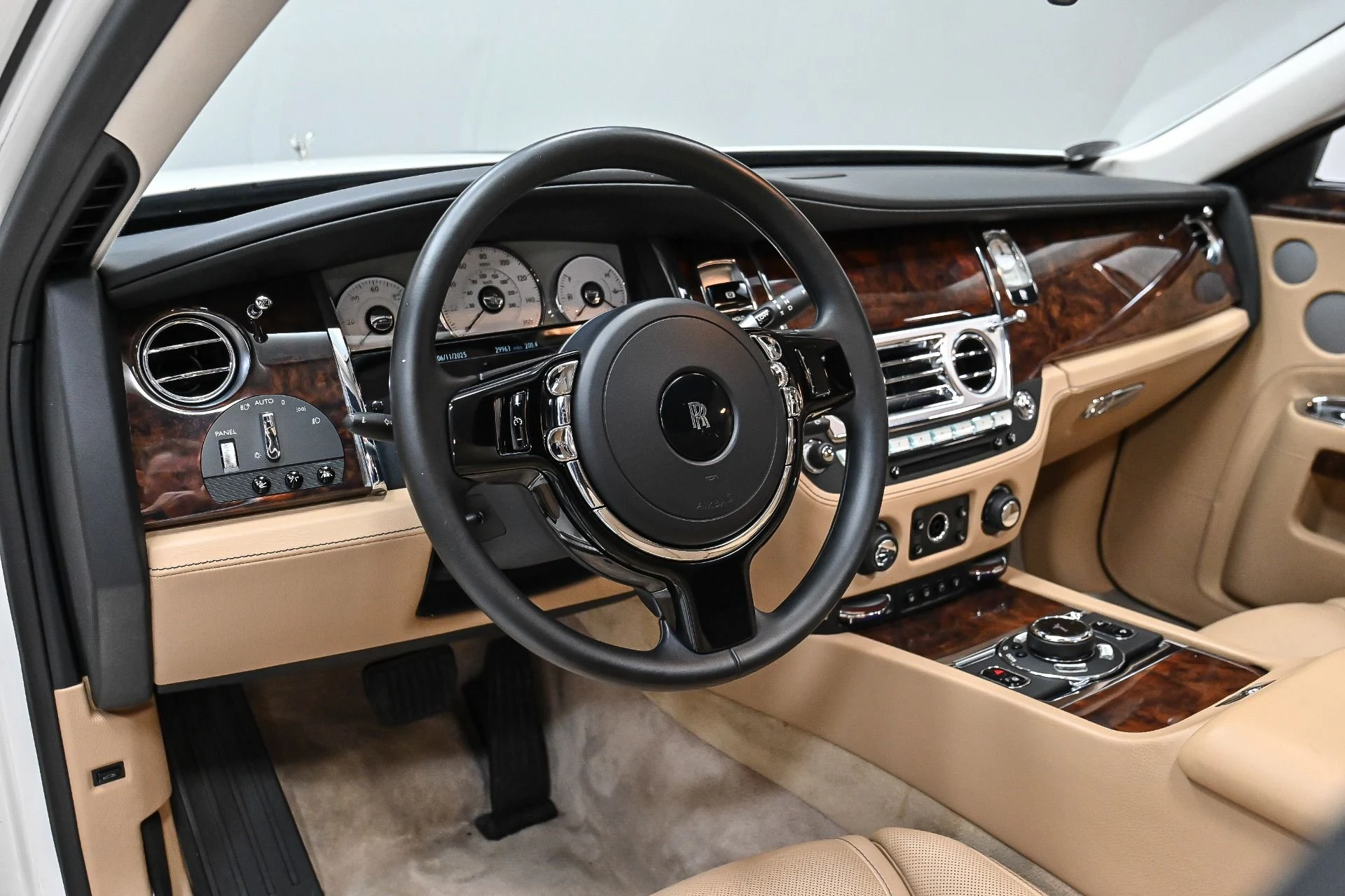 mph005_1064136365_Used_2017_Rolls_Royce_Ghost_1749695060_fdfb896229