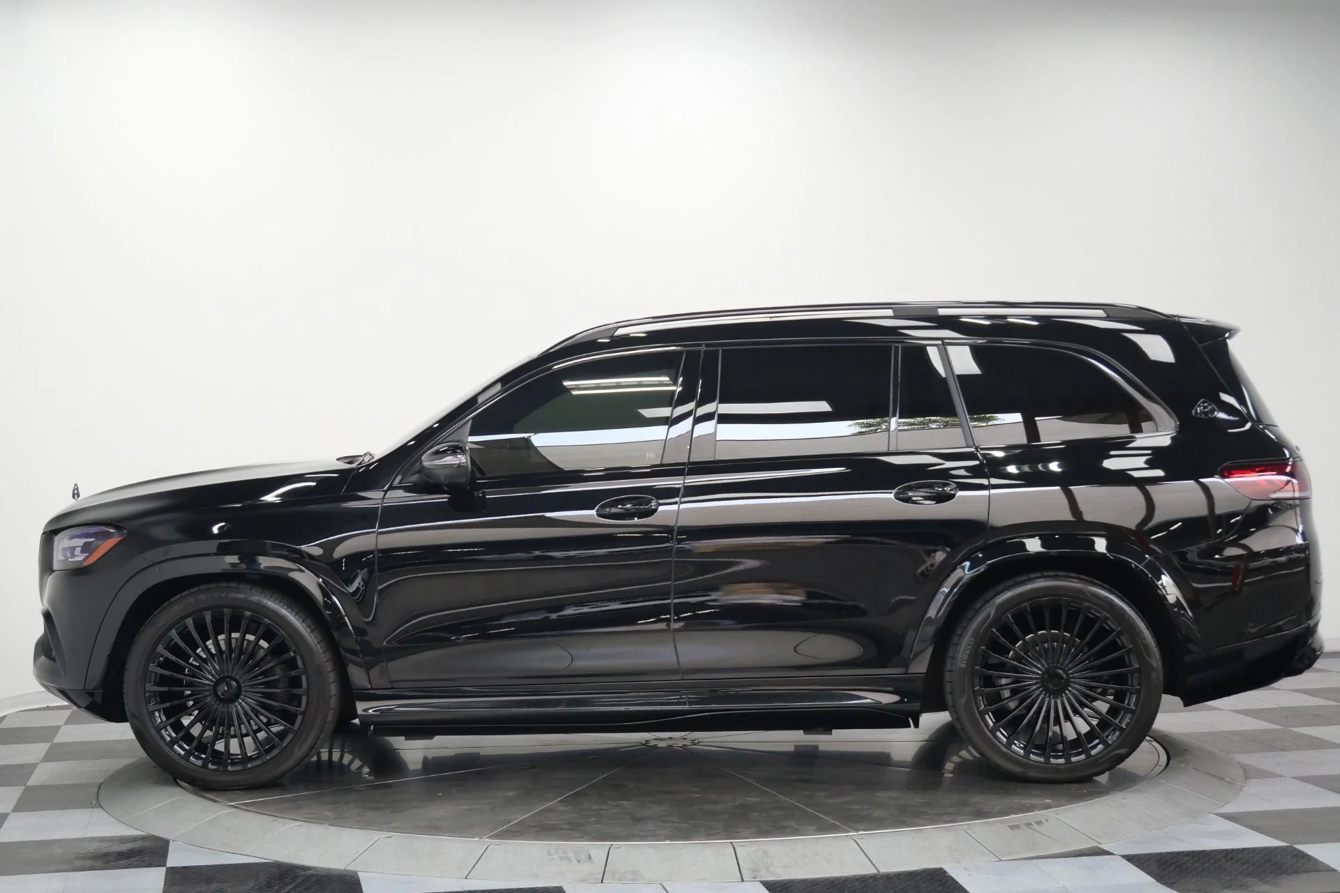 mph005_1081744888_Used_2023_Mercedes_Benz_Maybach_GLS_600_4_MATIC_4_Seat_Configuration_Rear_Refrigerator_1787325899_40a558a66c