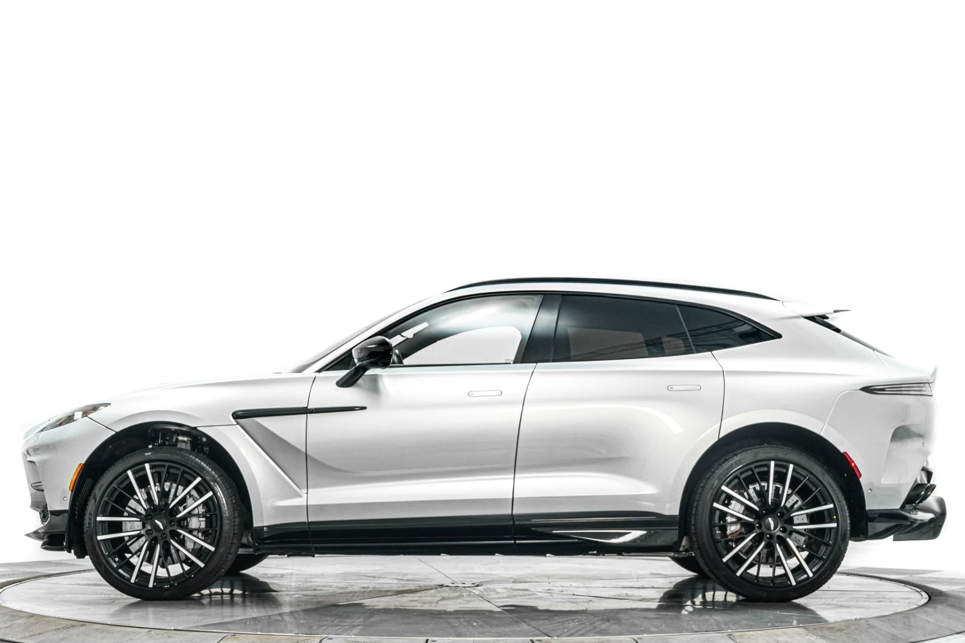 mph005_1117449190_Used_2023_Aston_Martin_DBX_707_1782508866_6df1c19f6d