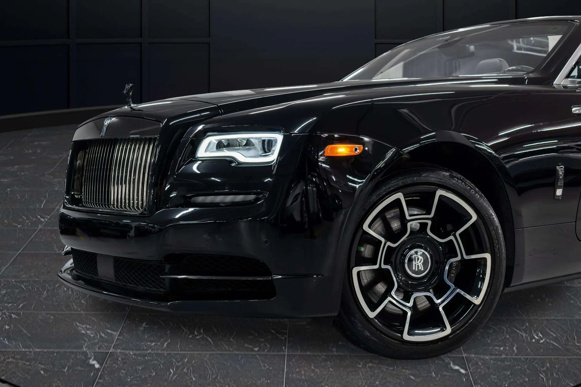 mph005_1154718820_8bc31cd4_4c24_4425_b0d3_5653a1b3eeb4_201920_Rolls_Royce20_Black20_Badge20_Dawn2028_SCA_666_D55_KU_11584429_3_e6cc11221b