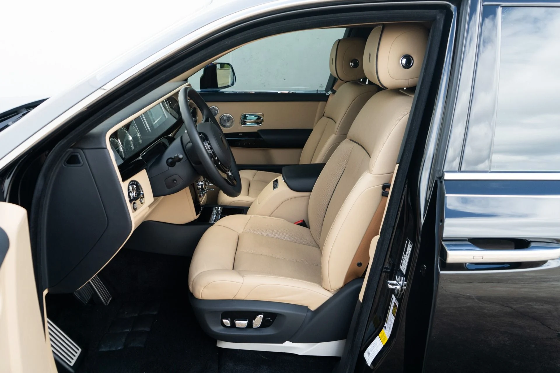 mph005_1176817767_Used_2022_Rolls_Royce_Phantom_EWB_1771455948_2389e14fb5