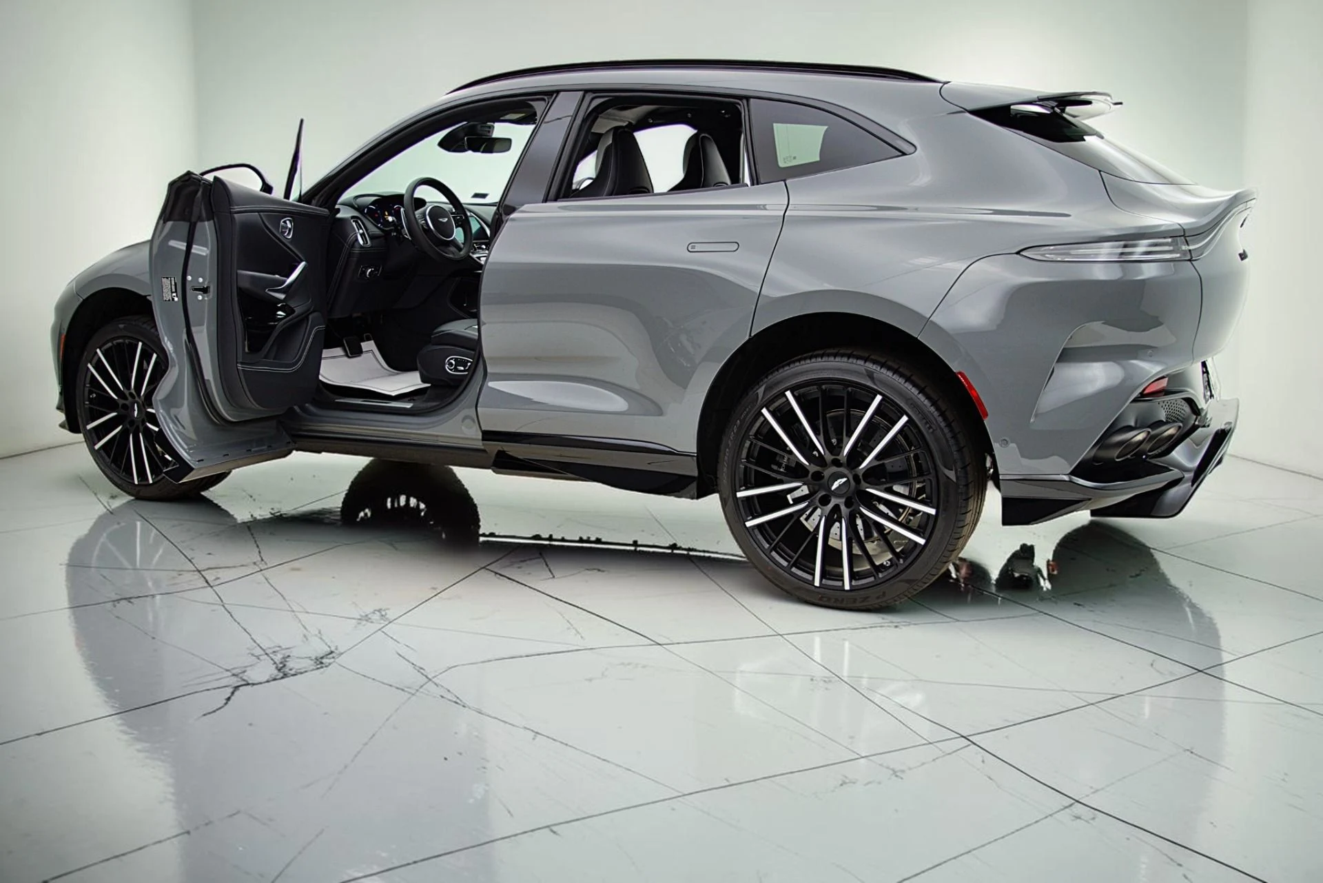mph005_1191582589_Used_2023_Aston_Martin_DBX_707_785a3c761c