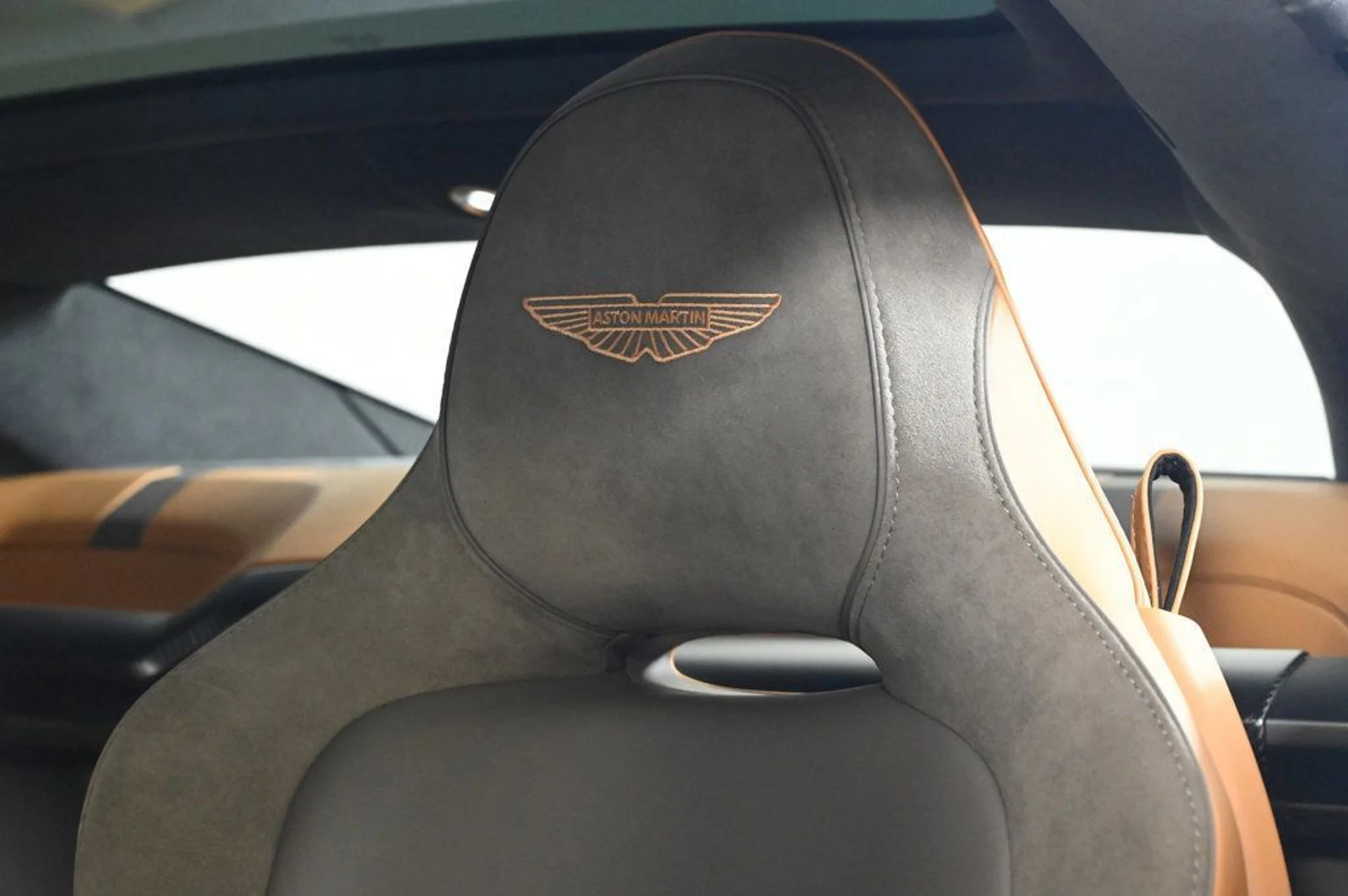 mph005_1196545890_used_2025_aston_martin_vanquish_v12_11350_22957360_5_1024_807532a41c