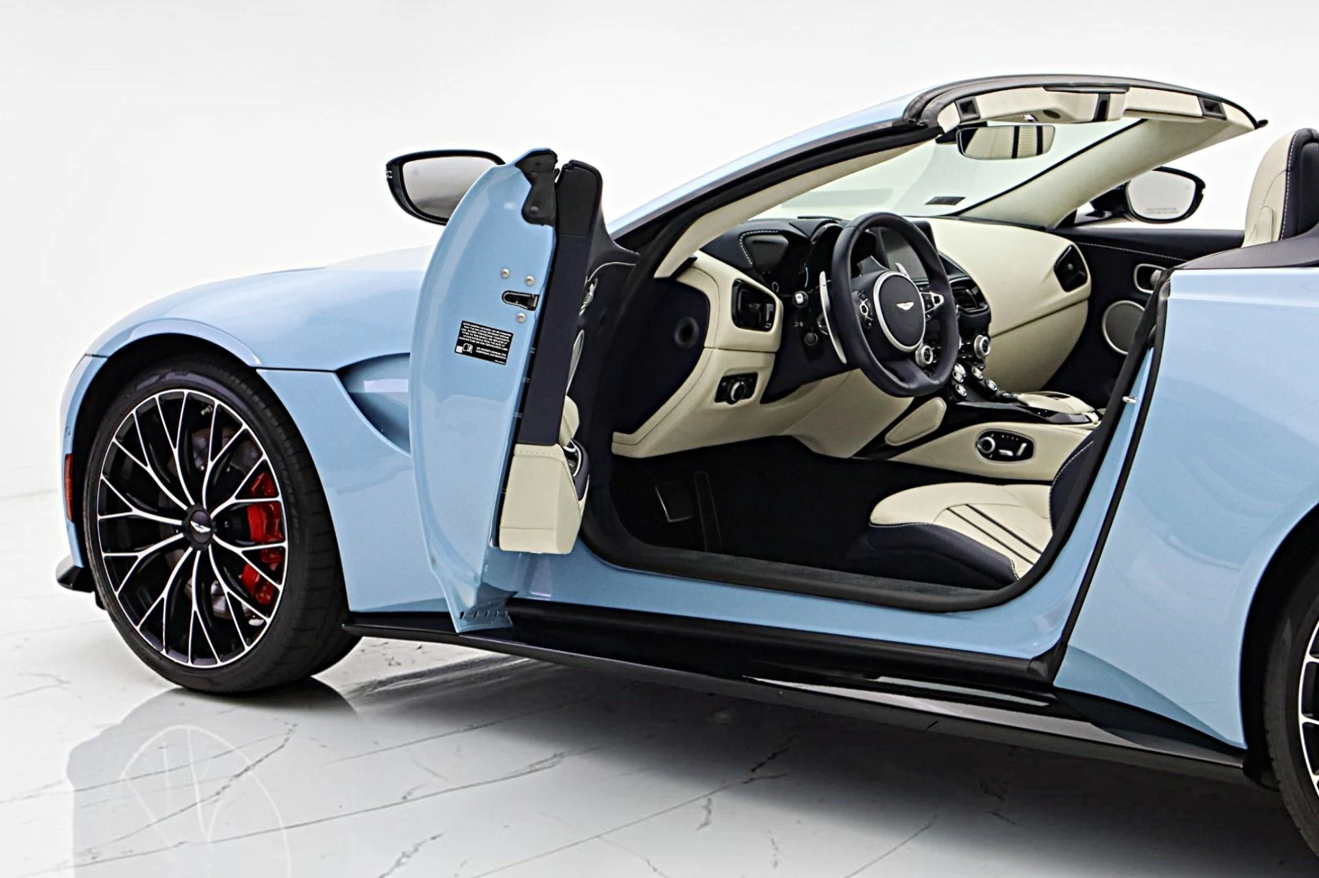 mph005_1201608290_Used_2022_Aston_Martin_Vantage_Roadster_8e8461c241