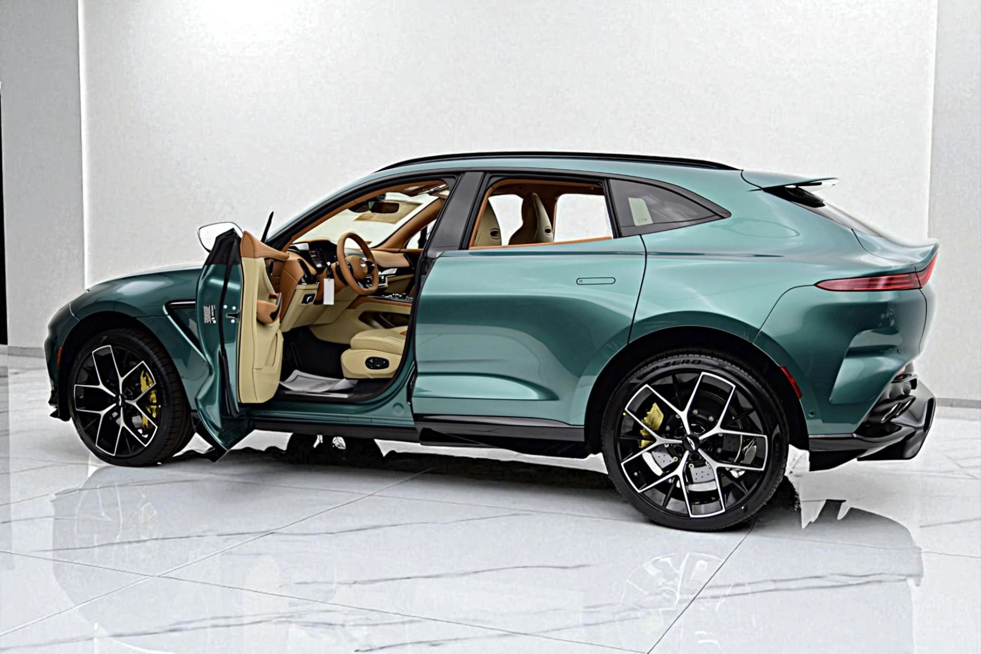 mph005_1205973542_New_2025_Aston_Martin_DBX_707_c6f790c6d7