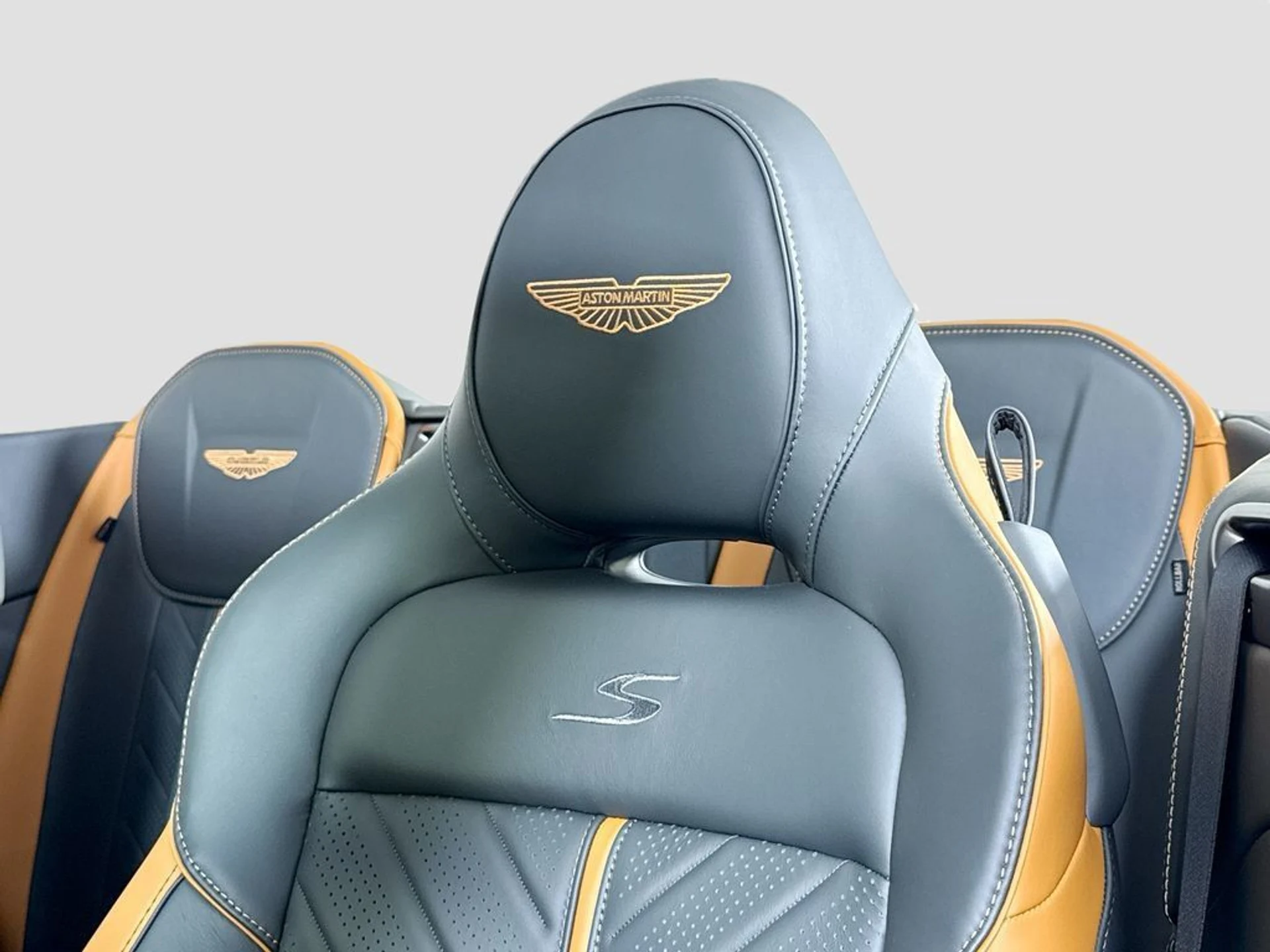 mph005_1211552350_new_2026_aston_martin_db12_s_volante_11350_23037477_6_1024_71fc846200