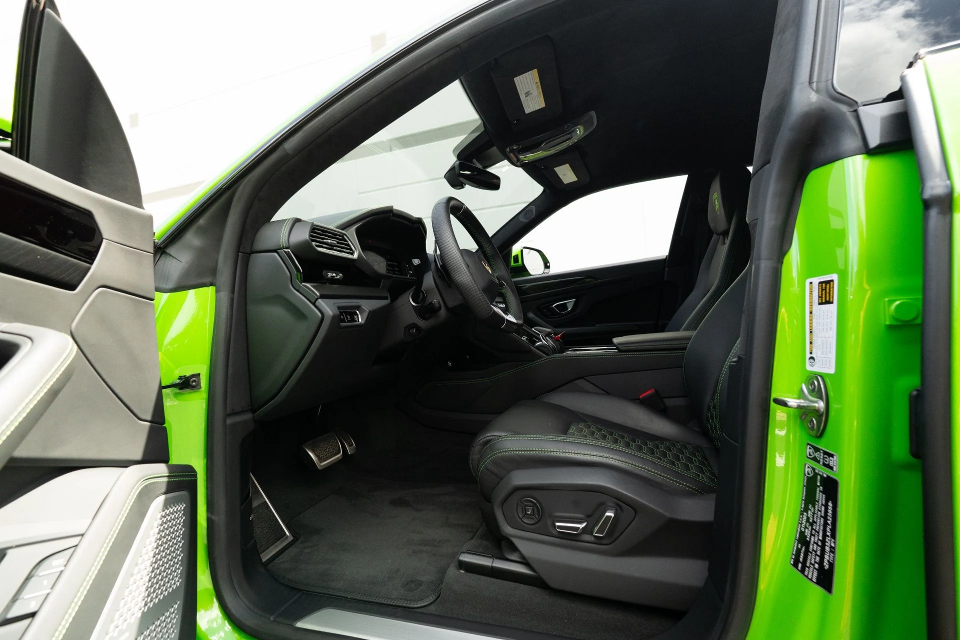 mph005_1223077451_Used_2023_Lamborghini_Urus_S_1758835388_5f5c574d19