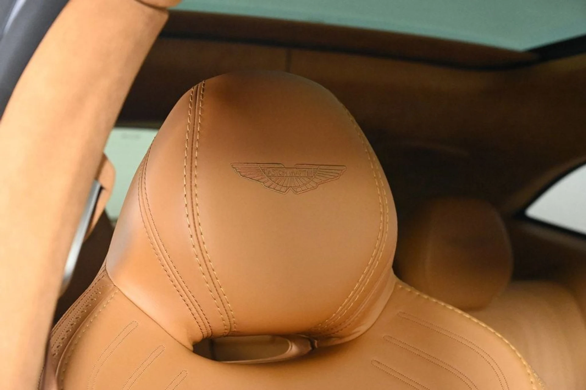 mph005_1243119235_used_2021_aston_martin_dbx_base_11350_22922965_5_1024_f8b8466b71