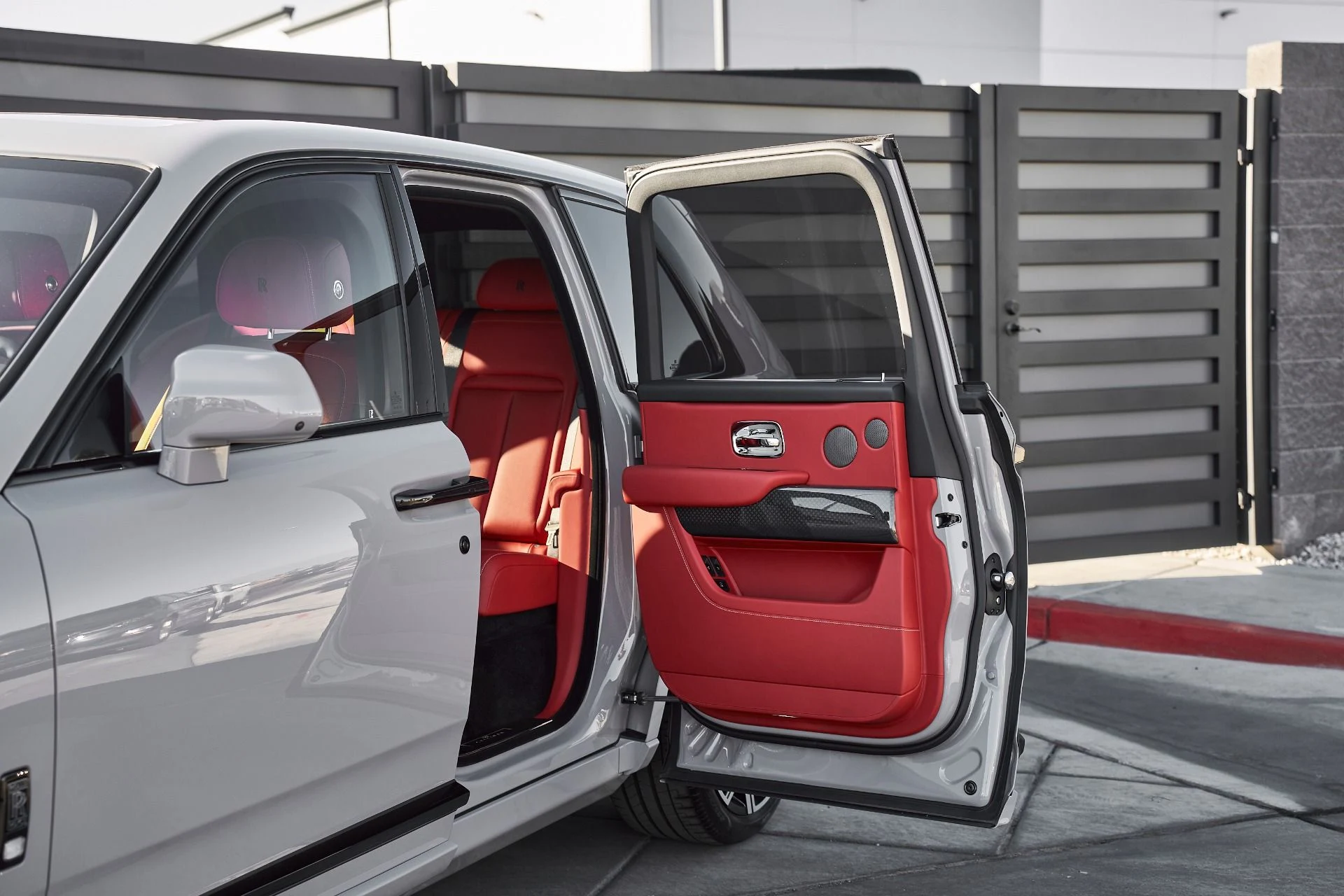 mph005_125391490_Used_2025_Rolls_Royce_Cullinan_Black_Badge_1763084548_073349cf04