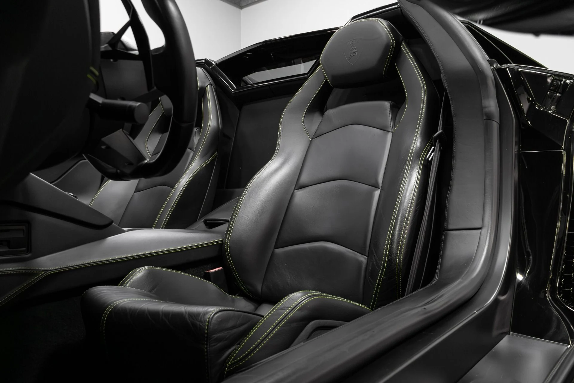 mph005_1257698055_Used_2015_Lamborghini_Aventador_LP_700_4_1770952947_9c49376d49