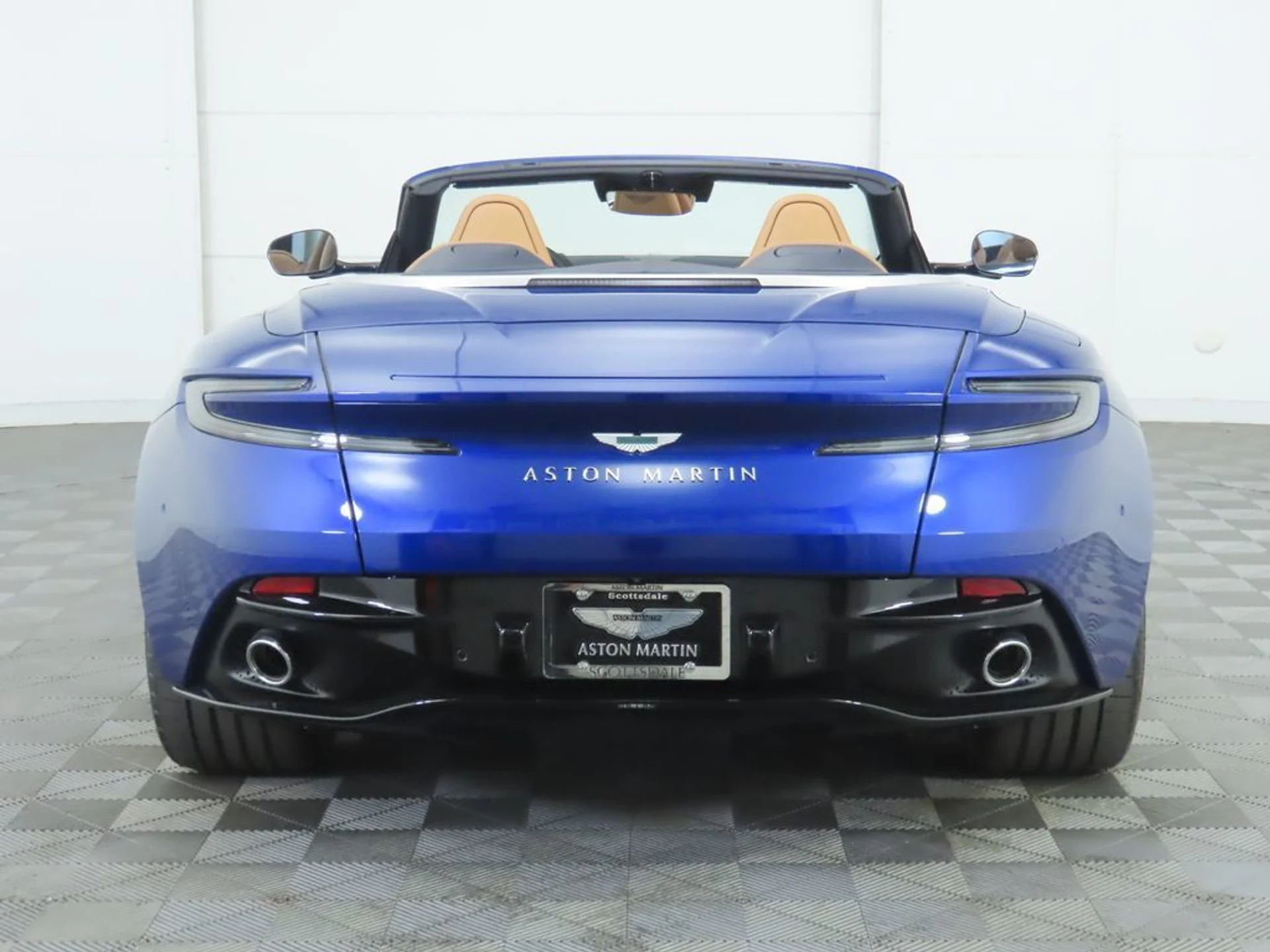 mph005_1260091865_used_2026_aston_martin_db12_volante_8119_23037586_6_1024_3cb8cb17cc