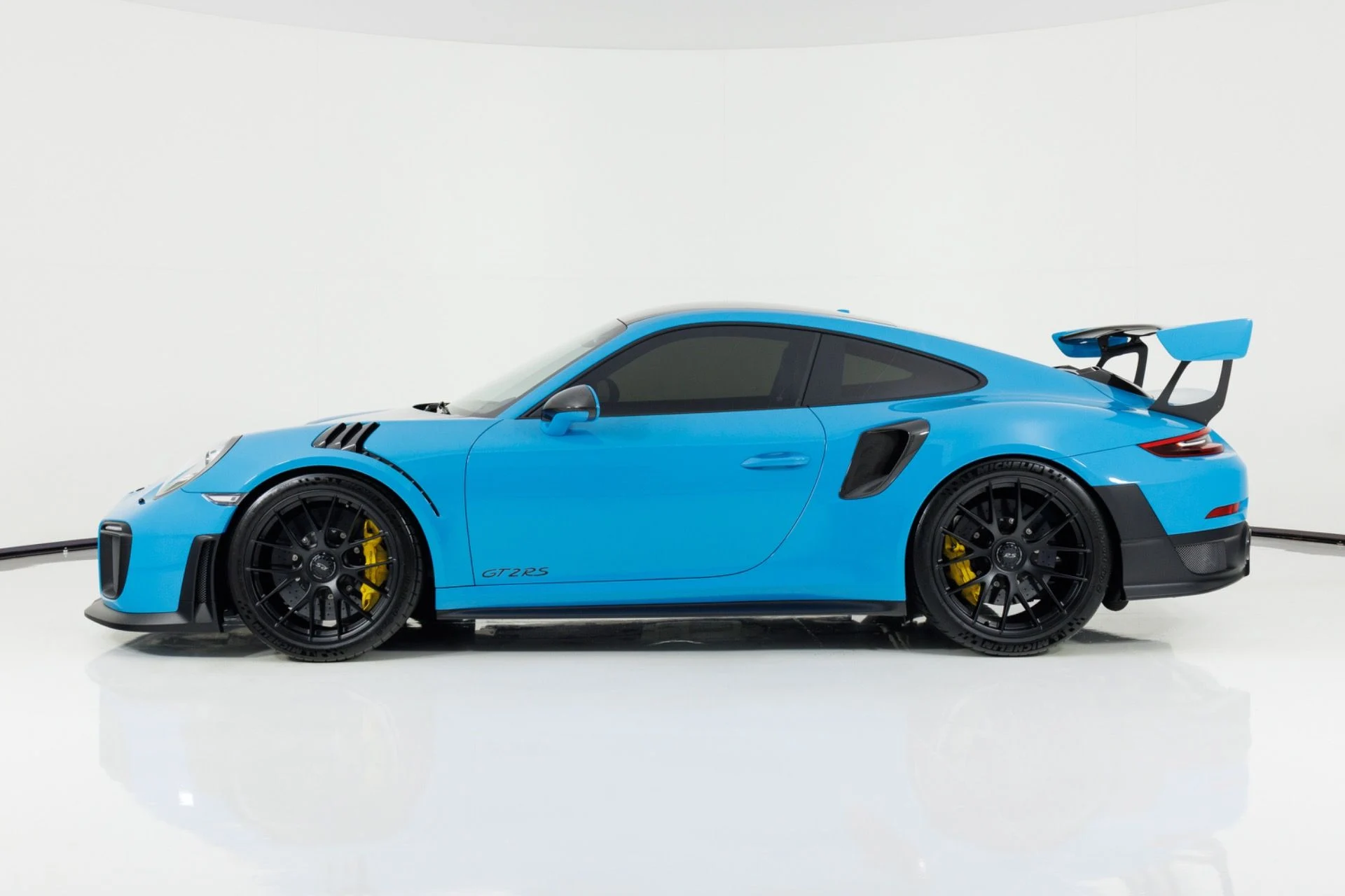 mph005_1262075910_Used_2018_Porsche_911_GT_2_RS_1783631648_4628cb3fd6
