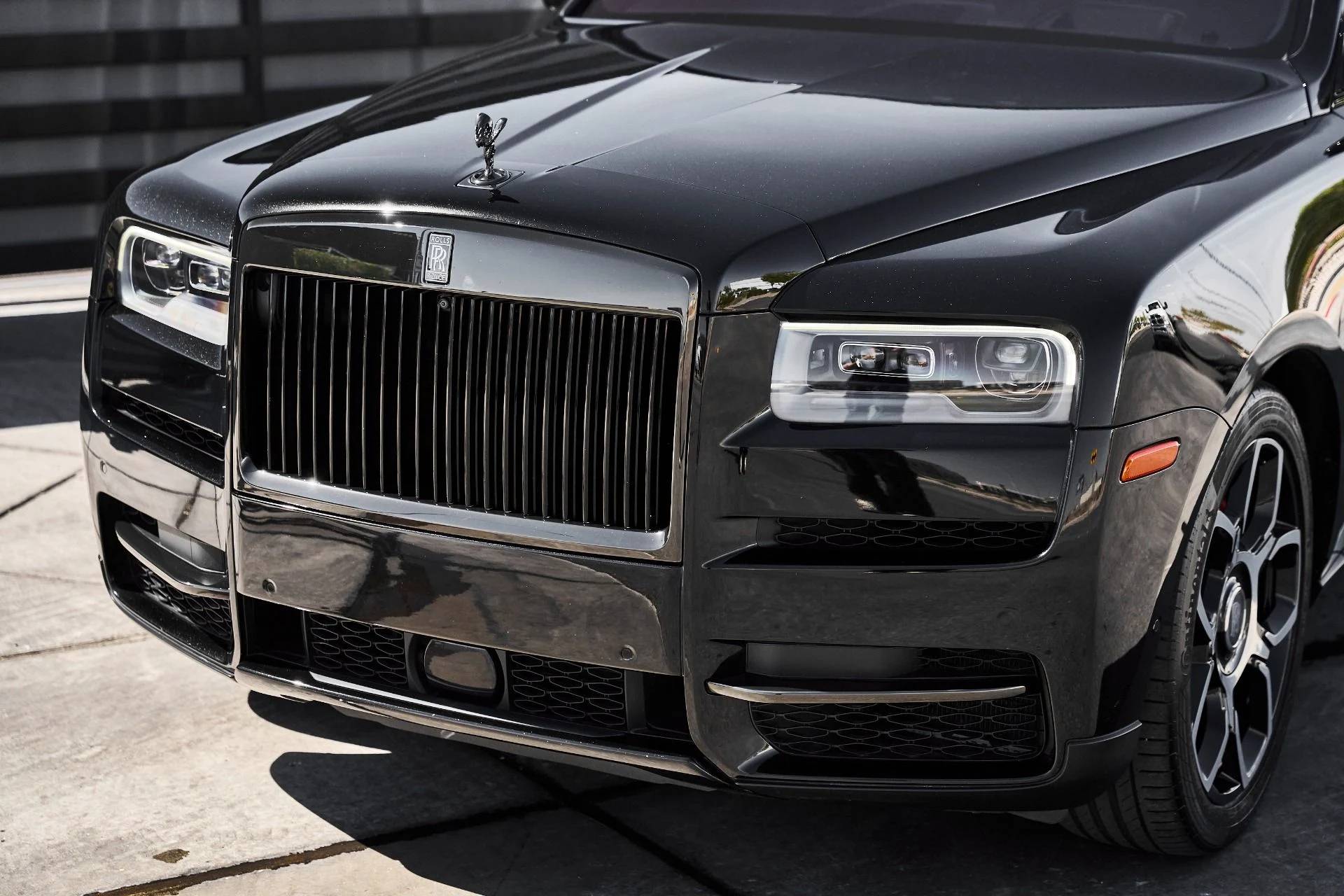 mph005_1263155982_Used_2022_Rolls_Royce_Cullinan_Base_1776452247_cca8f53029