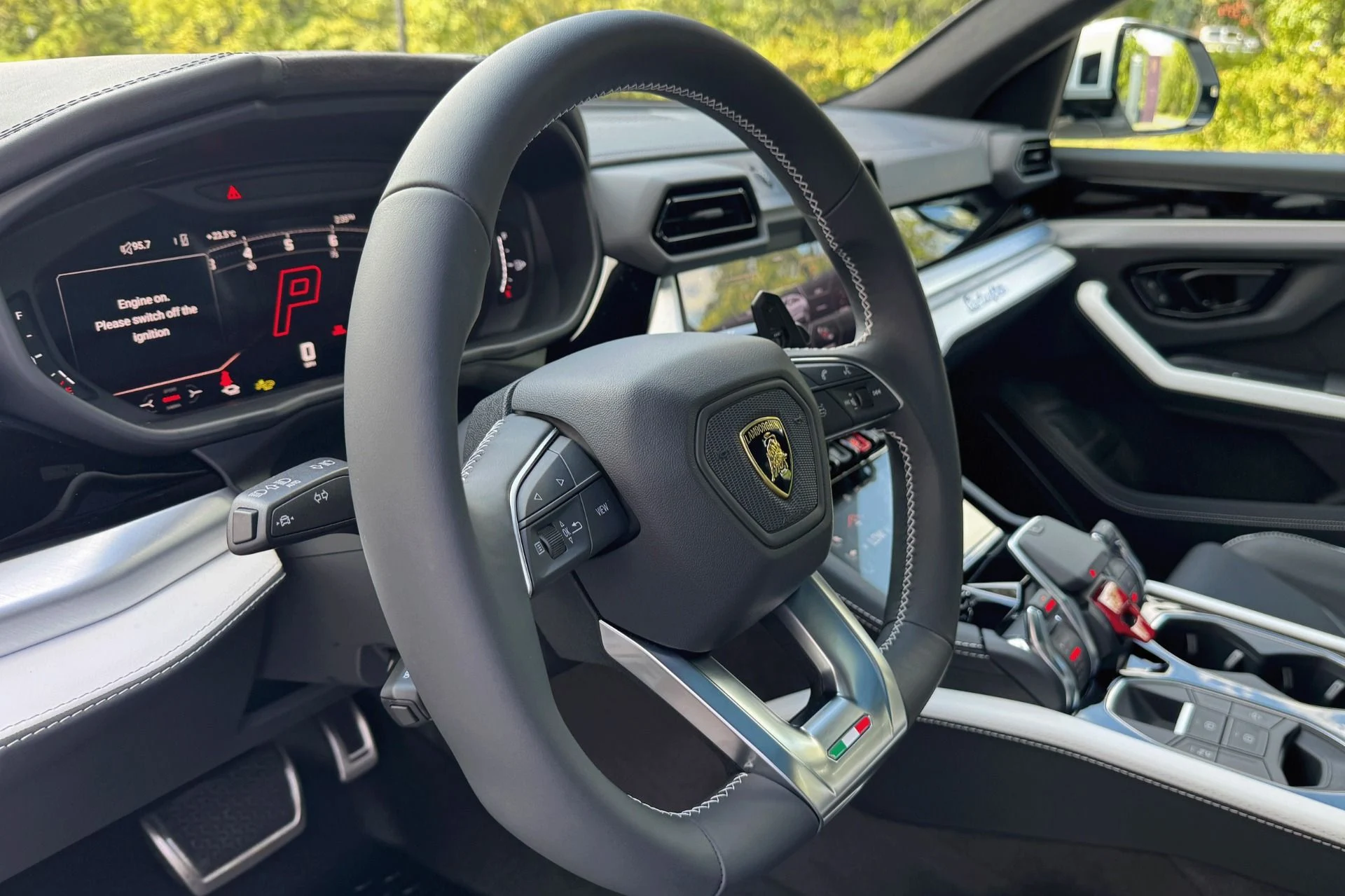 mph005_1268207378_Used_2025_Lamborghini_Urus_SE_1756989701_50072e4e66