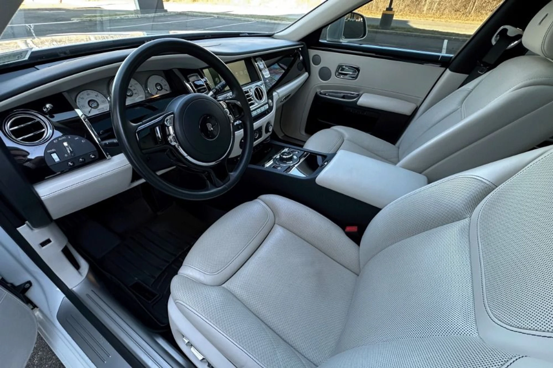 mph005_1273181506_Used_2016_Rolls_Royce_Ghost_1768387750_e8cd794095