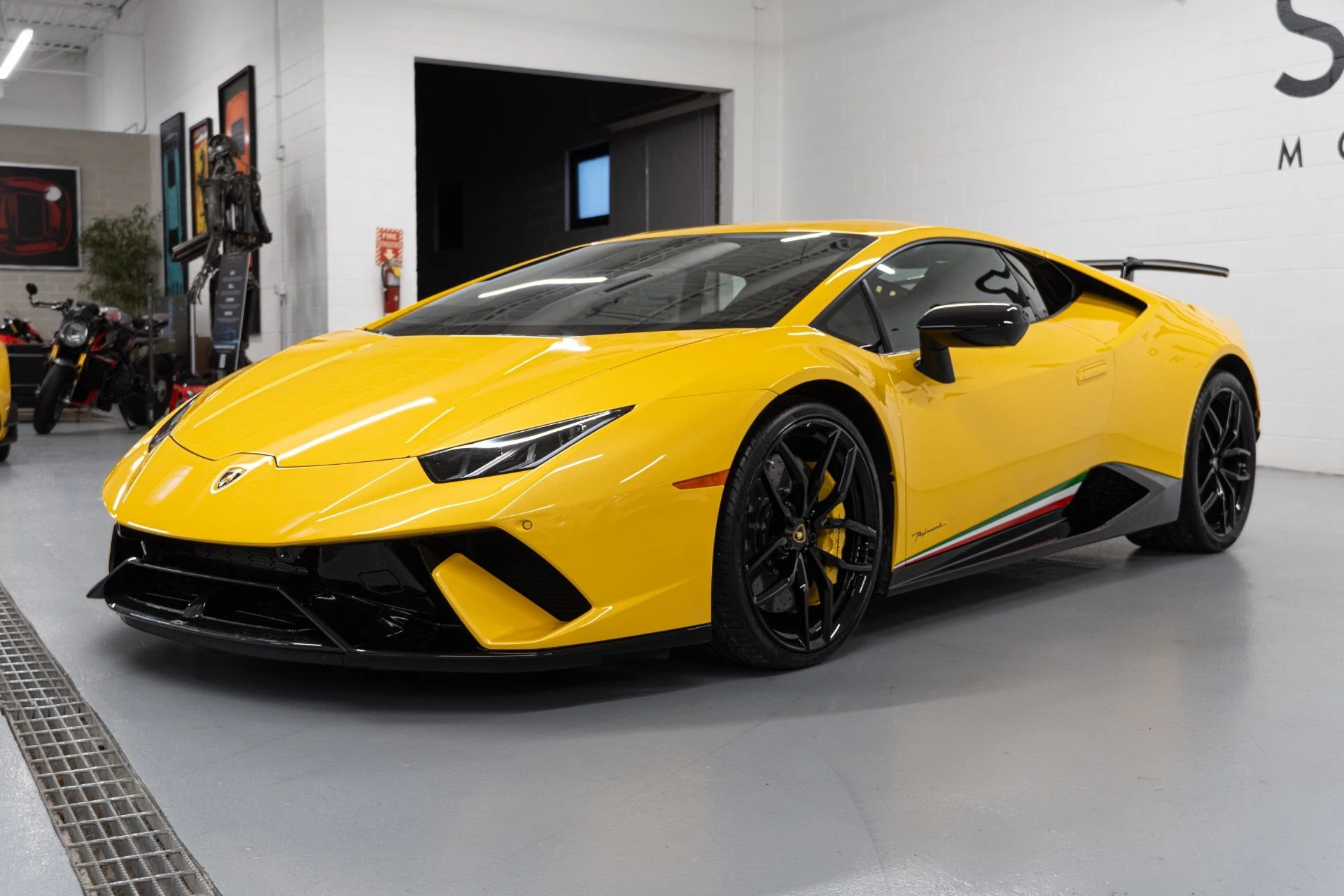 mph005_1274656565_Used_2019_Lamborghini_Huracan_LP_640_4_Performante_1764627885_21804bf6ed