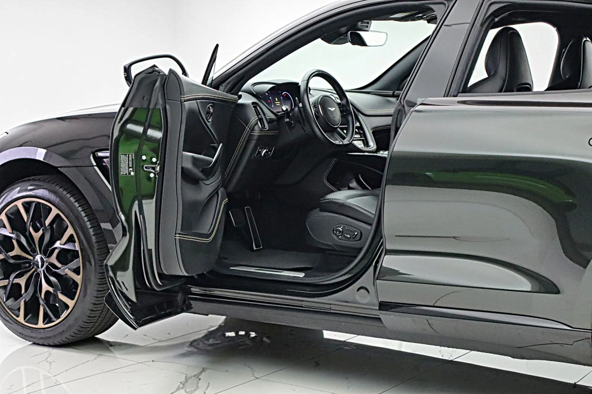 mph005_127502704_Used_2021_Aston_Martin_DBX_d6b7409034