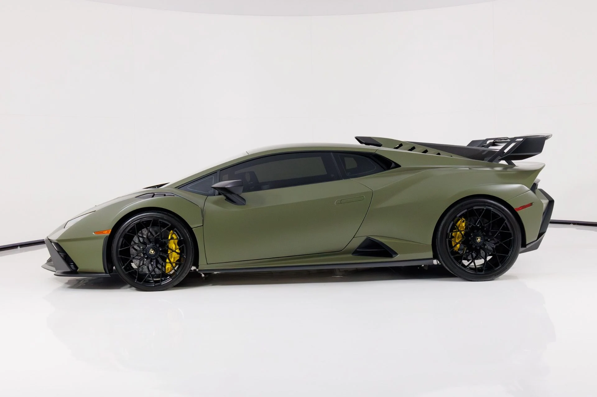 mph005_1276996056_Used_2022_Lamborghini_Huracan_STO_1770056090_5adad78f52