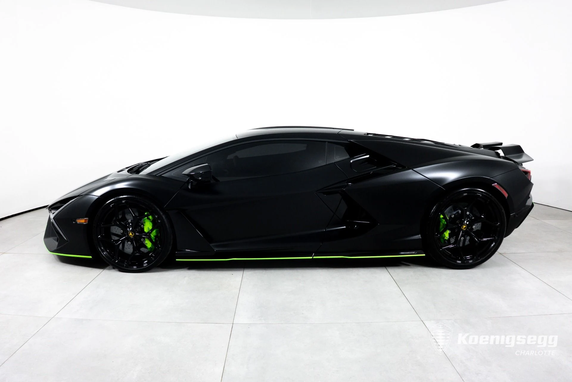 mph005_1293596488_Used_2024_Lamborghini_Revuelto_1783439932_aeff712801