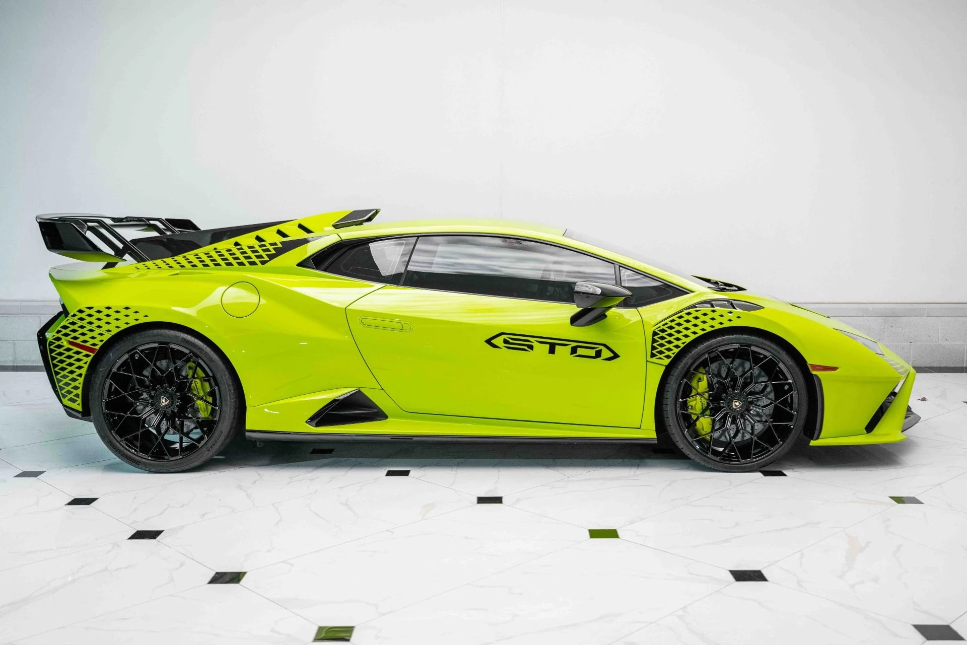 mph005_1305225596_Used_2022_Lamborghini_Huracan_STO_Coupe_1765561049_27bc5be73f