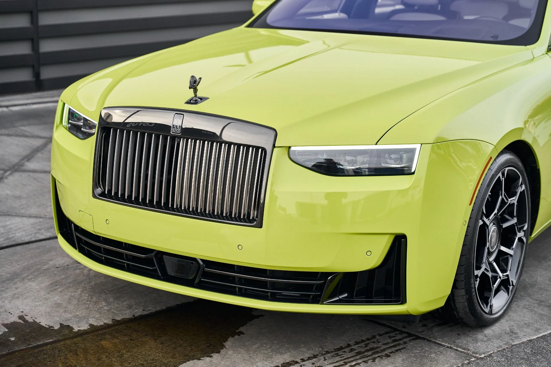 mph005_1307581698_Used_2025_Rolls_Royce_Ghost_Black_Badge_1769049465_71123cc578