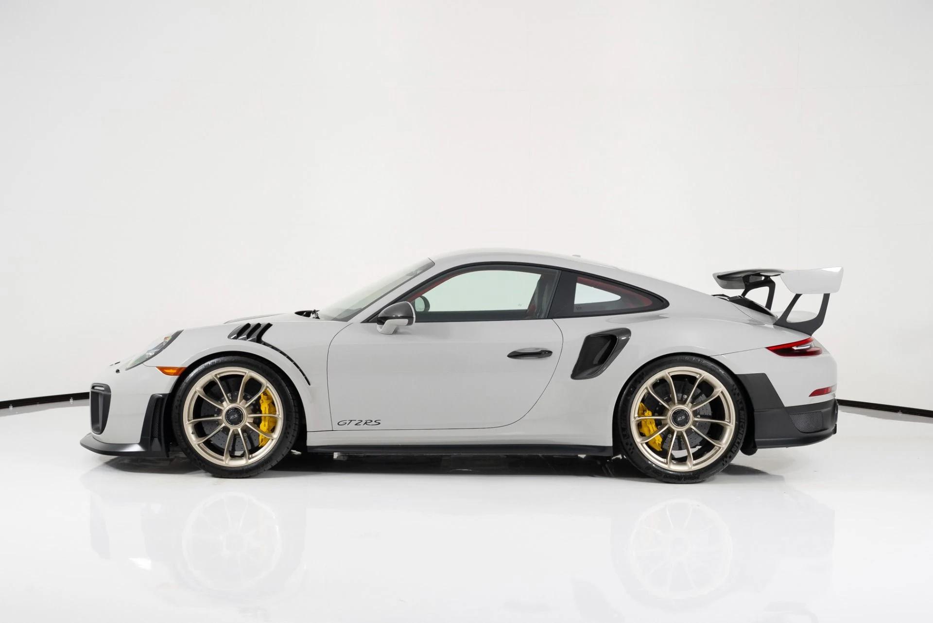 mph005_131078979_Used_2018_Porsche_911_GT_2_RS_1756256413_3014db4771