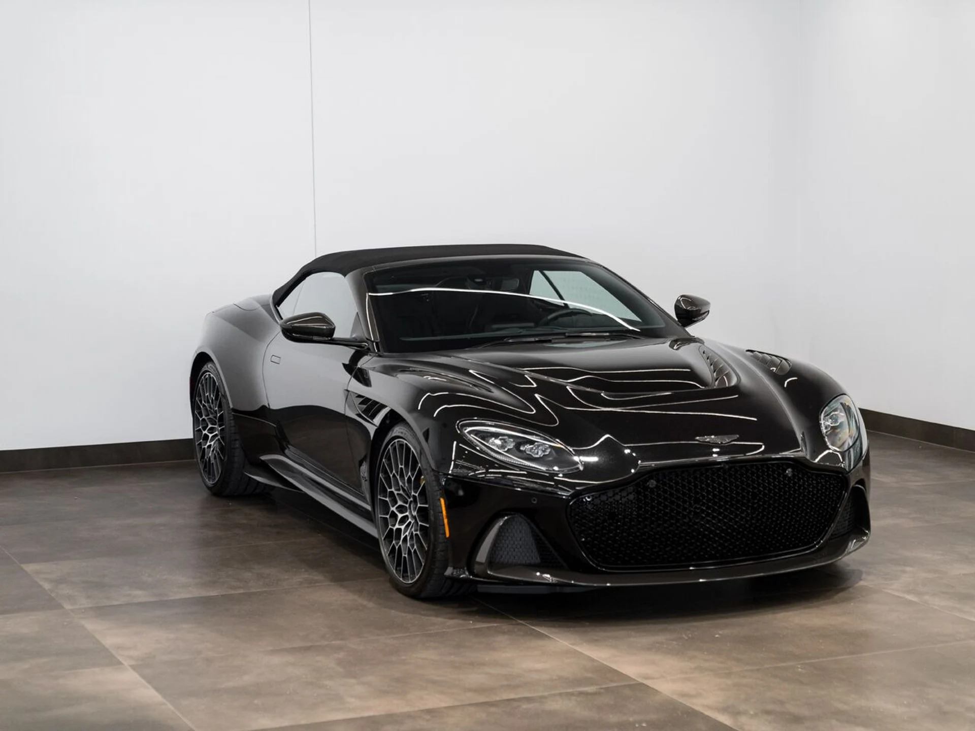 mph005_1329342581_aston_martin_dbs_2023_jpg_v_1758918548_0a944228ab