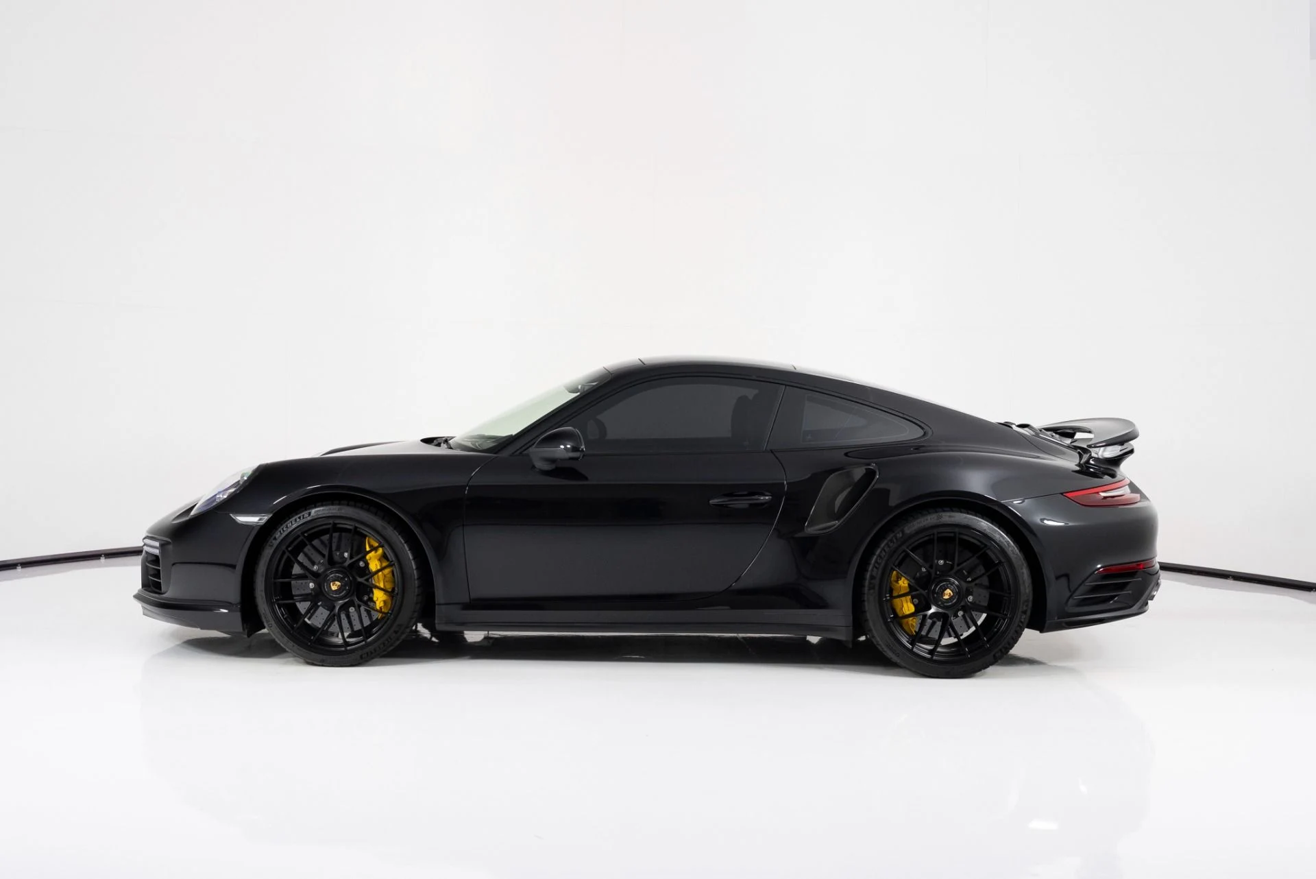 mph005_1352885476_Used_2019_Porsche_911_Turbo_S_1757958872_02a7b81822