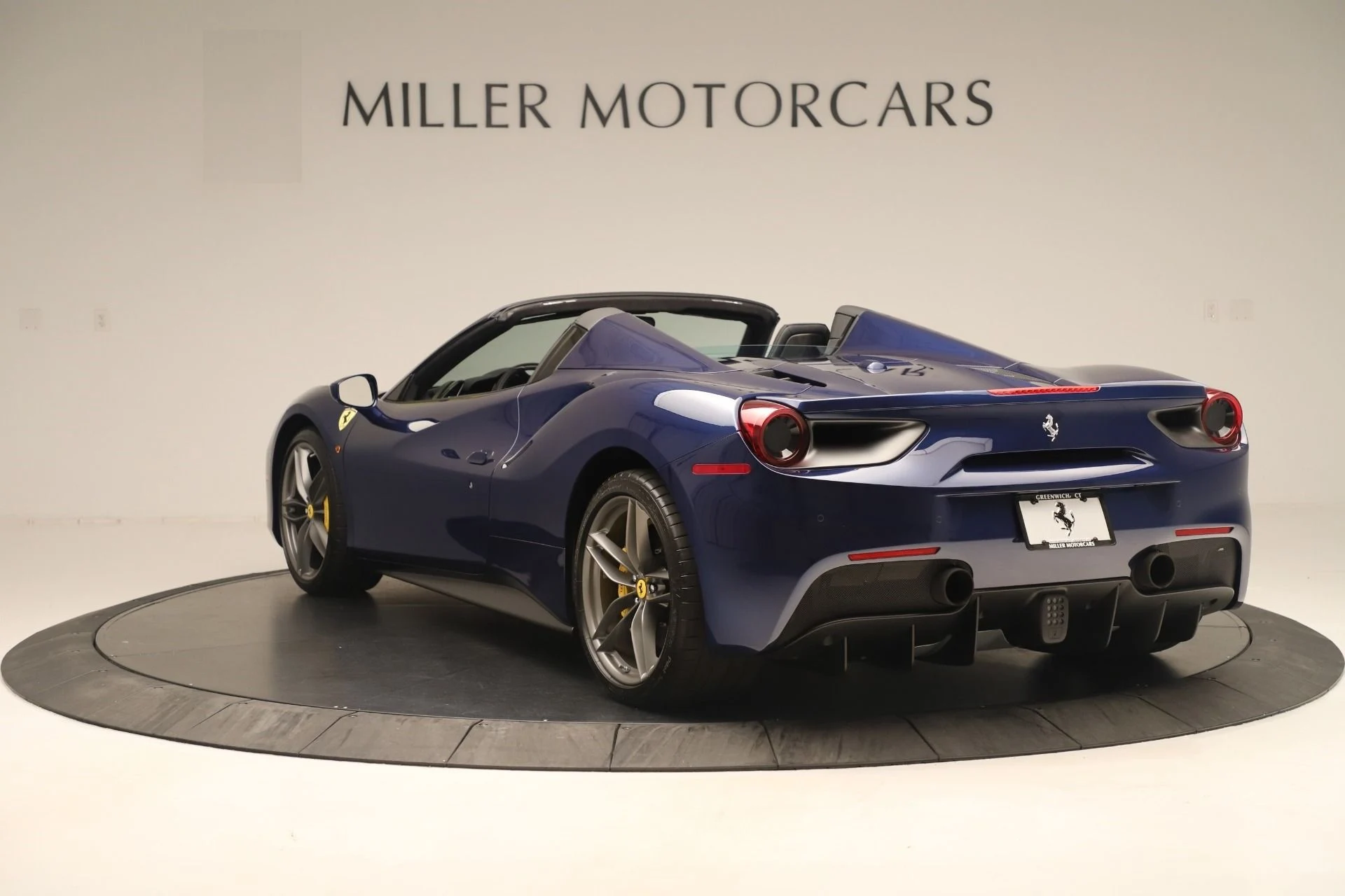 mph005_1364123640_Used_2018_Ferrari_488_Spider_1777144880_ca52a6c015