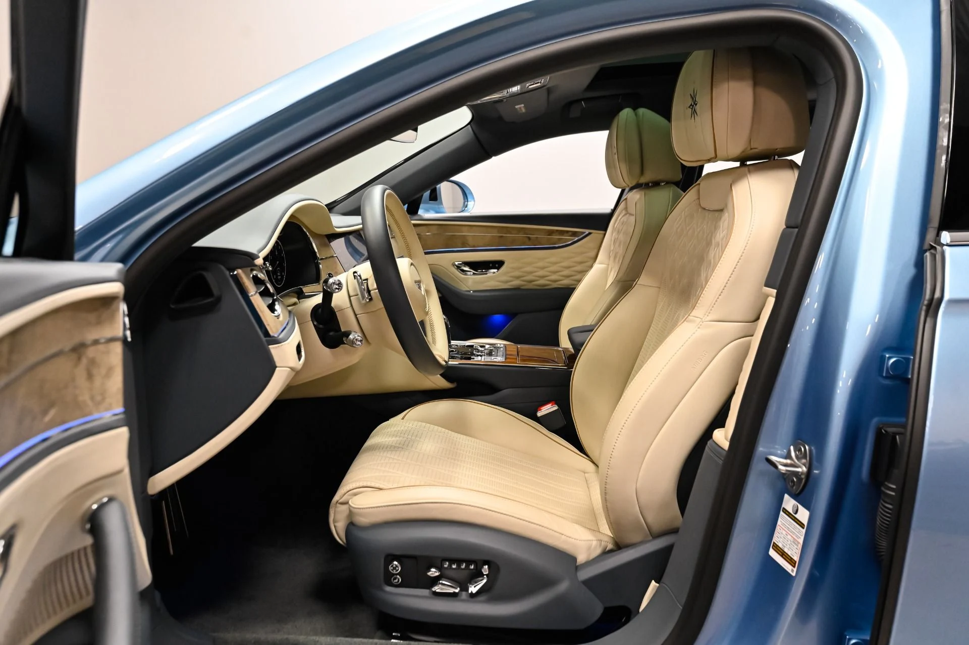 mph005_1384441842_Used_2022_Bentley_Flying_Spur_V8_1790876311_7bd058b71b