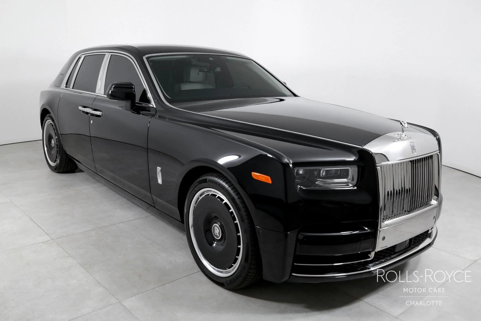 mph005_1408318310_Used_2025_Rolls_Royce_Phantom_1767376189_fc0bd7ea52