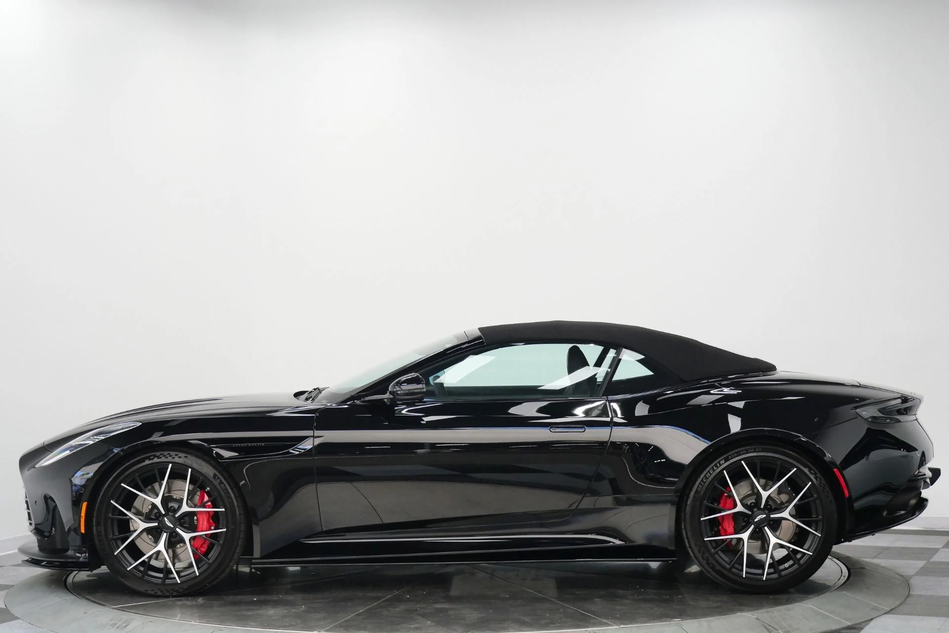 mph005_1496567188_Used_2025_Aston_Martin_DB_12_Volante_Inspire_Sport_Interior_Upper_and_Lower_Black_Packs_1778172034_efc33541f4