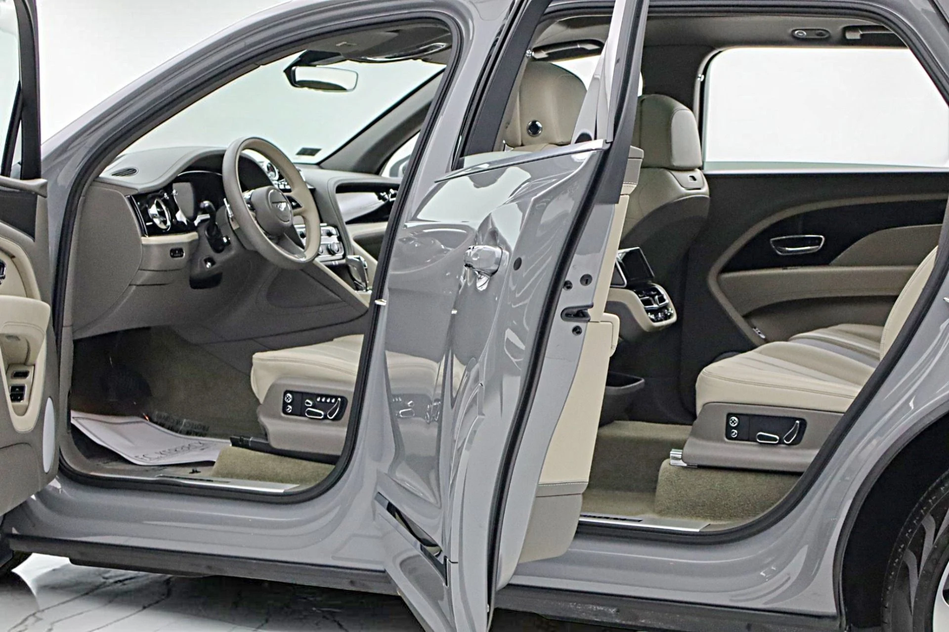 mph005_1513316381_Used_2024_Bentley_Bentayga_EWB_V8_LEASE_OPTIONS_AVAILABLE_5dae00da60