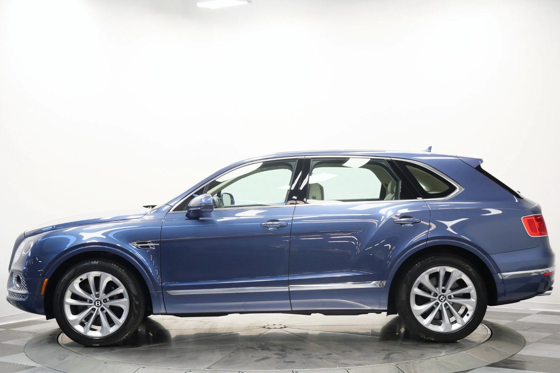 mph005_1536636086_Used_2018_Bentley_Bentayga_Onyx_Edition_W12_Touring_Specification_Front_Seat_Comfort_Specification_1772647427_e4655f02f7