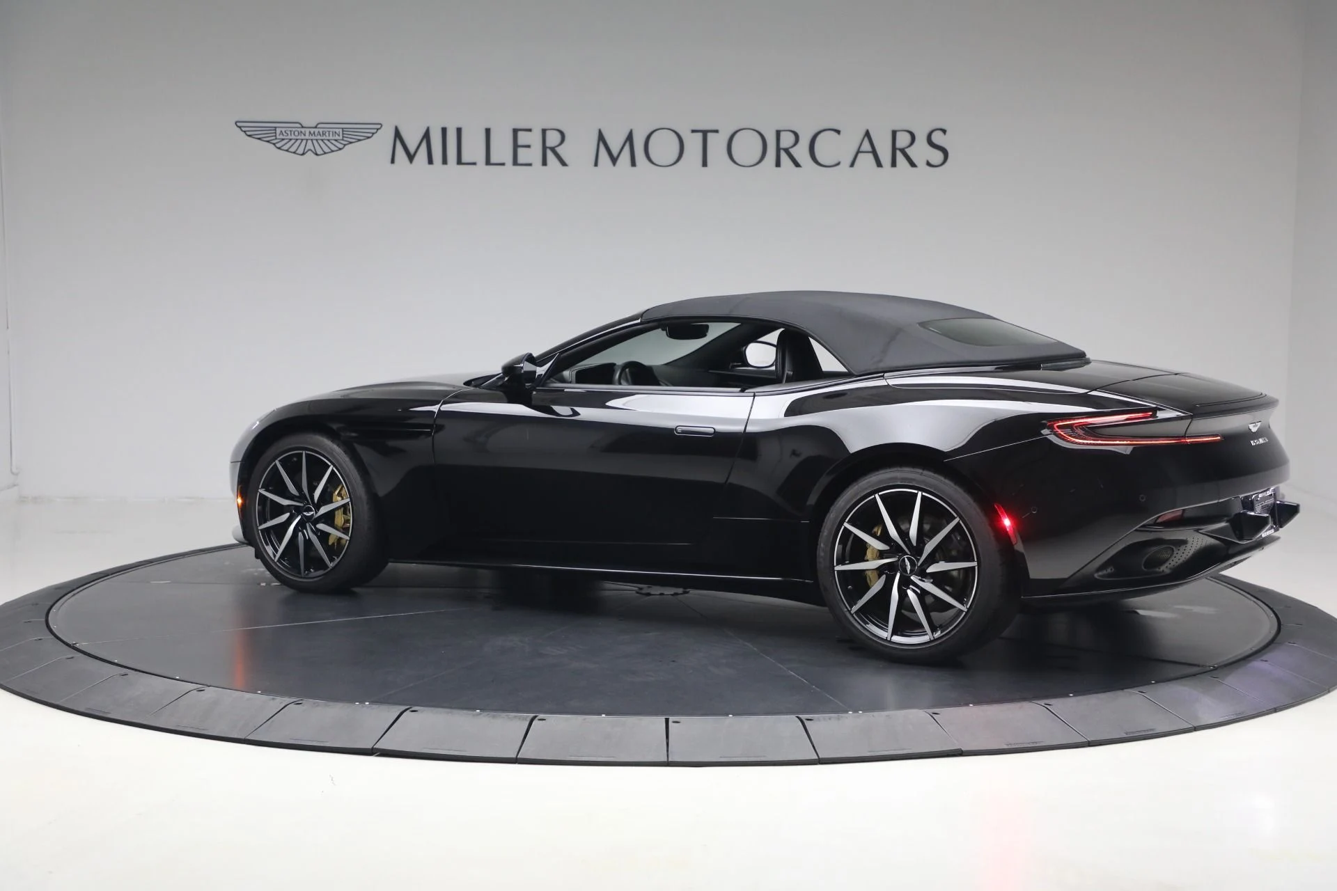 mph005_1562675907_Used_2020_Aston_Martin_DB_11_Volante_1780502553_a95fe3f2cf