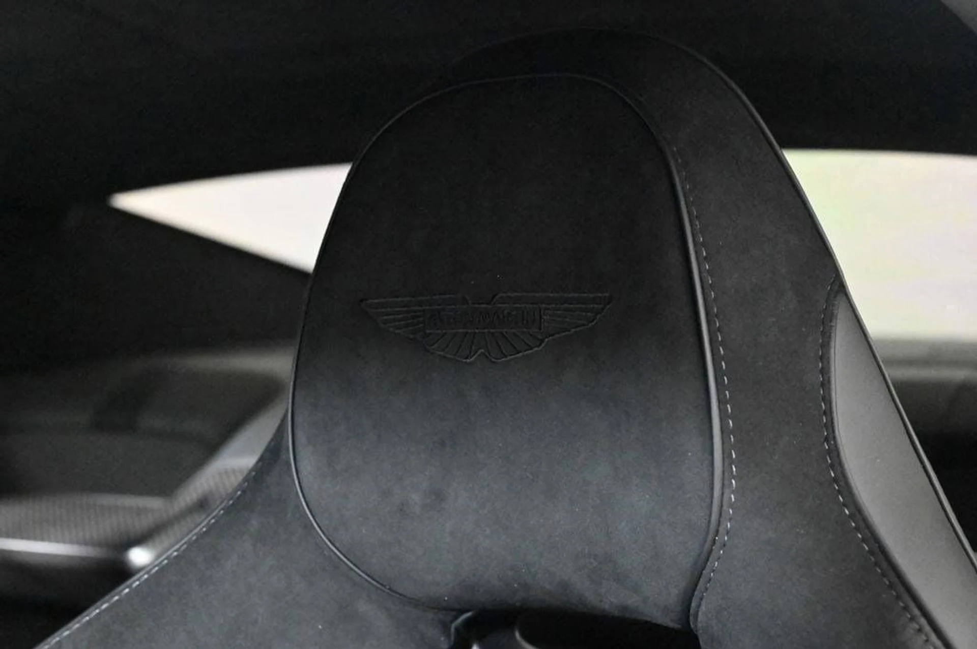 mph005_1576231400_used_2025_aston_martin_vanquish_coupe_11350_22829268_5_1024_0f6542b286