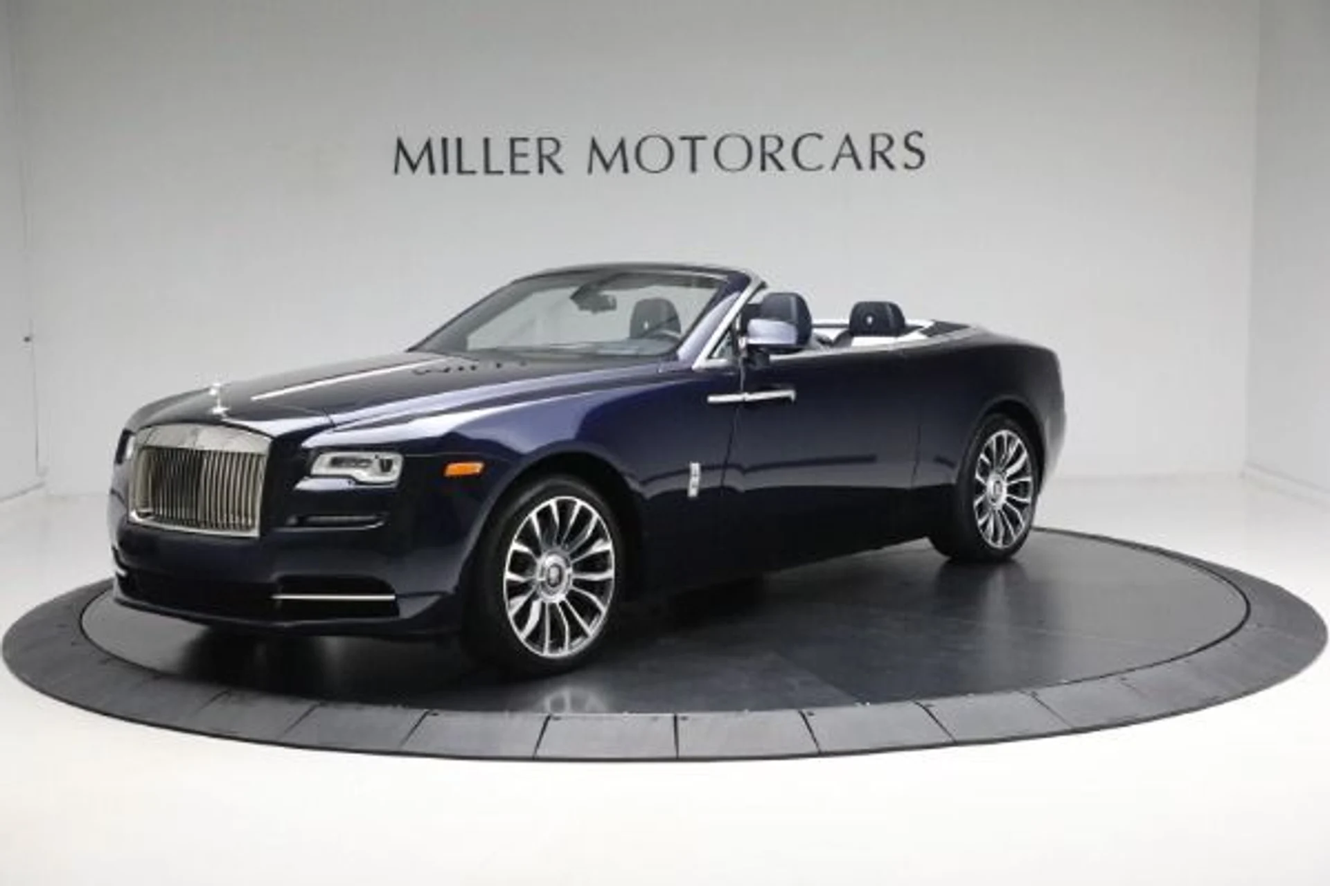 mph005_1710080055_Used_2018_Rolls_Royce_Dawn_41aa43e300