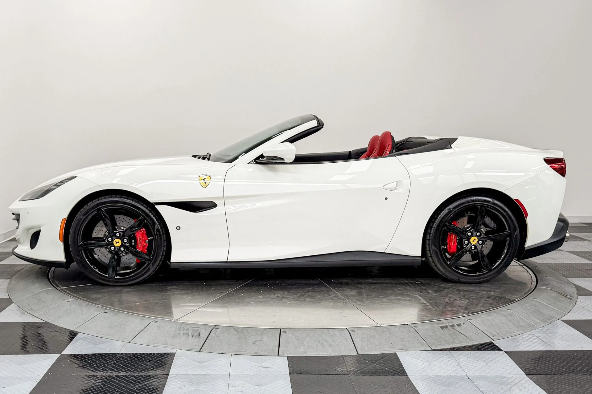 mph005_1726396840_Used_2020_Ferrari_Portofino_591_Horsepower_Two_Tone_Interior_1782839445_c4e9e59877