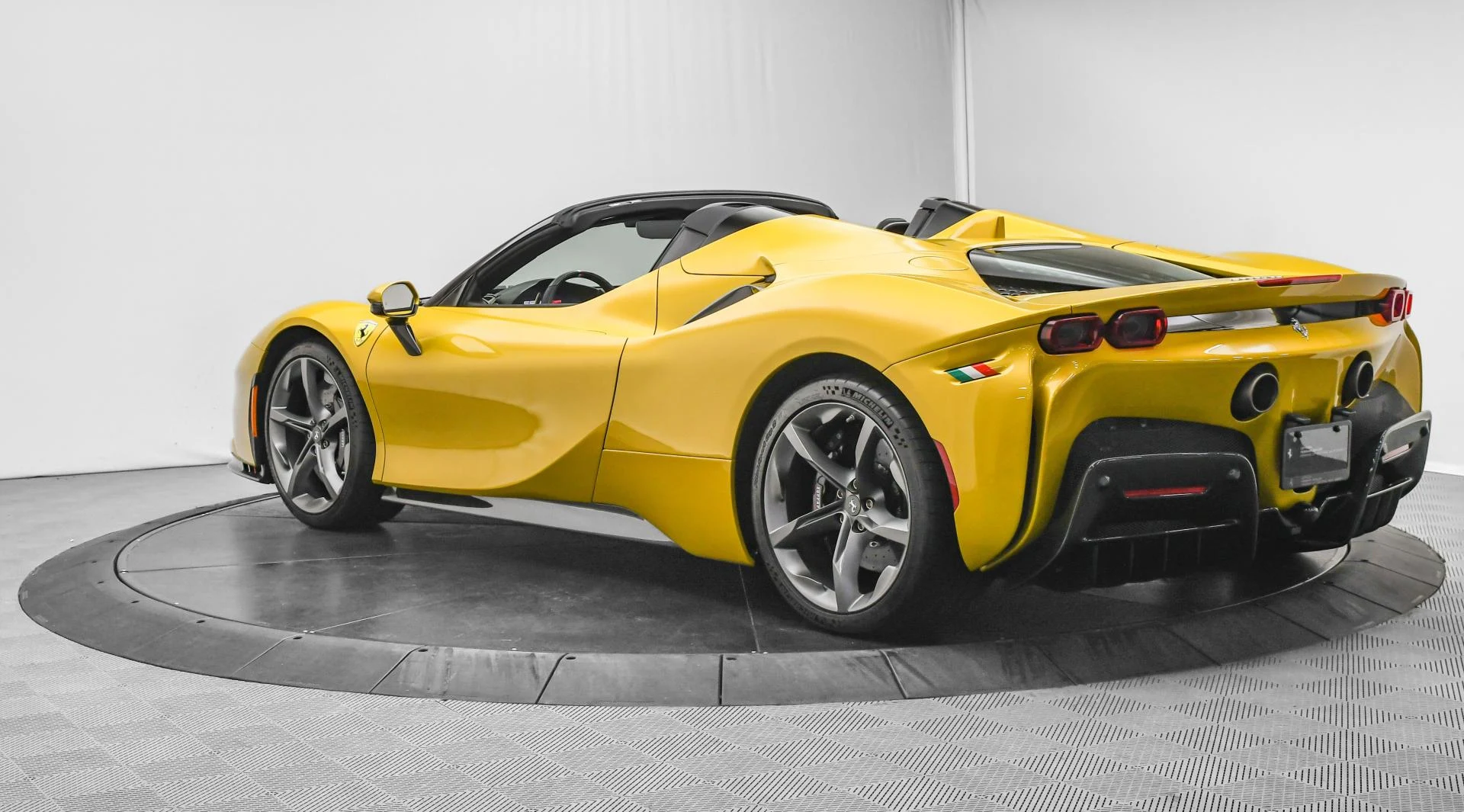 mph005_172991258_Used_2022_Ferrari_SF_90_Spider_1755677187_178a55d0c3