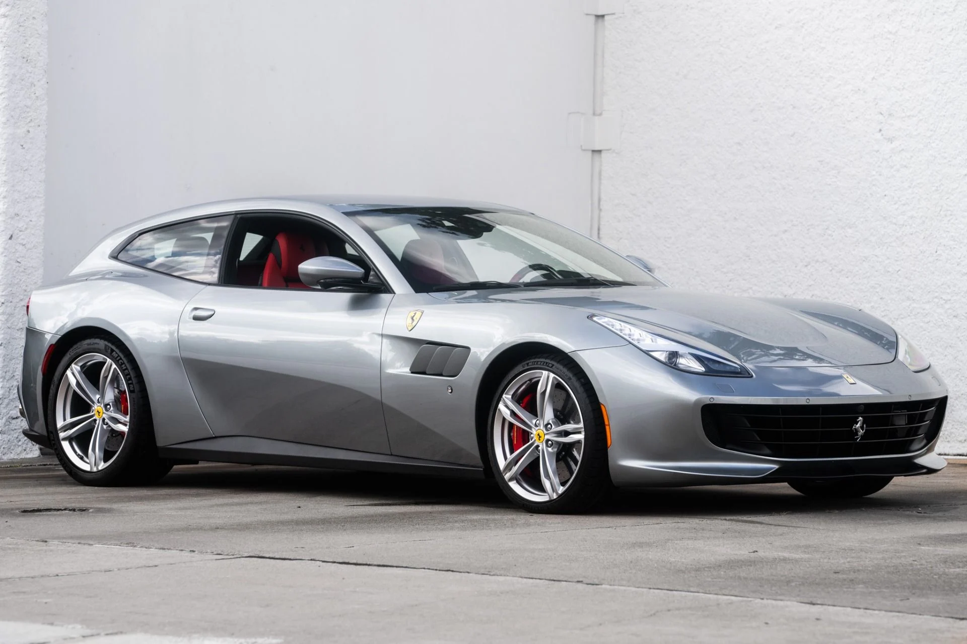 mph005_1753935557_Used_2019_Ferrari_GTC_4_Lusso_1759771823_7f59cf1819