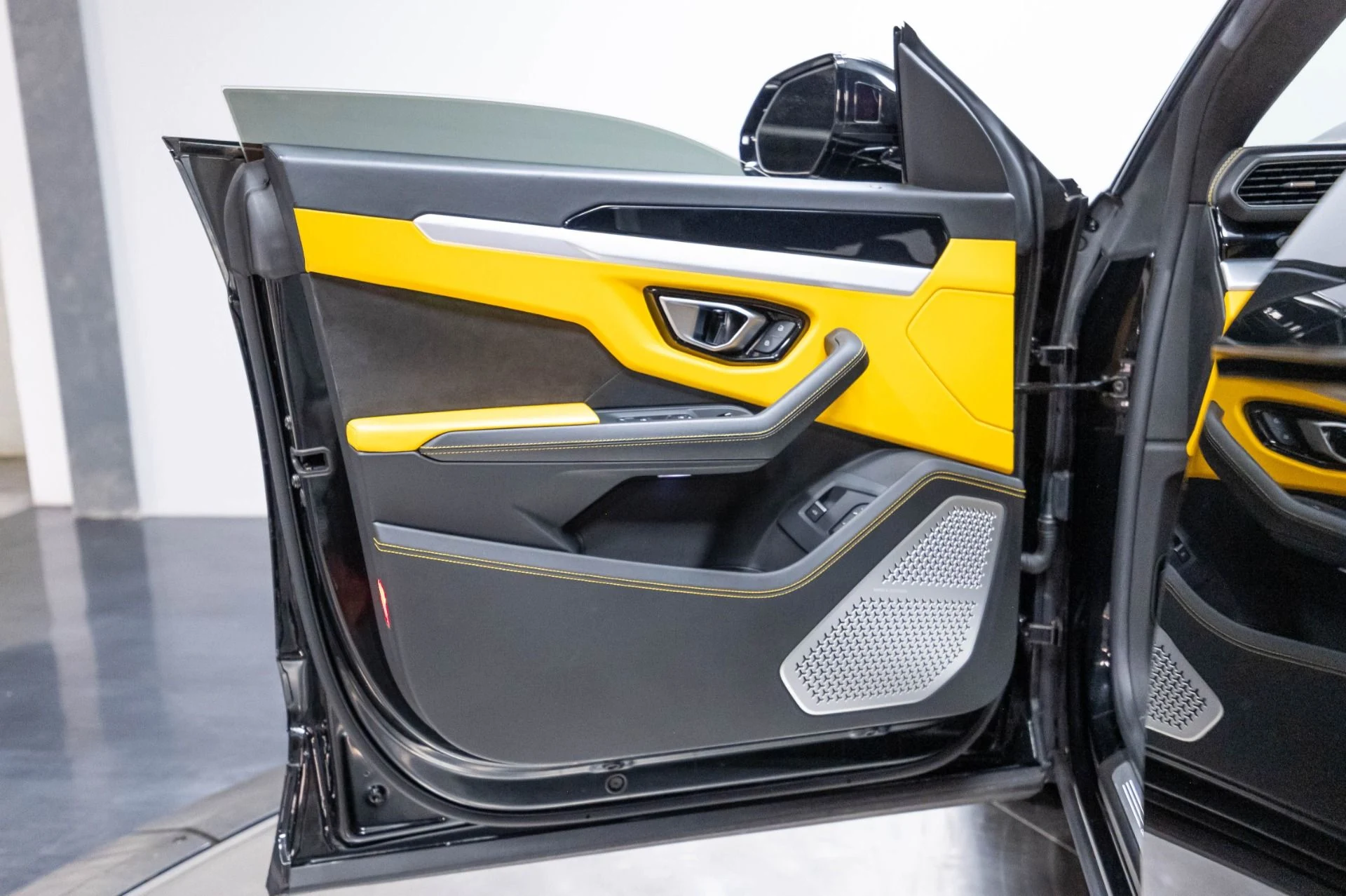 mph005_1758677031_Used_2019_Lamborghini_Urus_1786984868_a3e1dc52bd