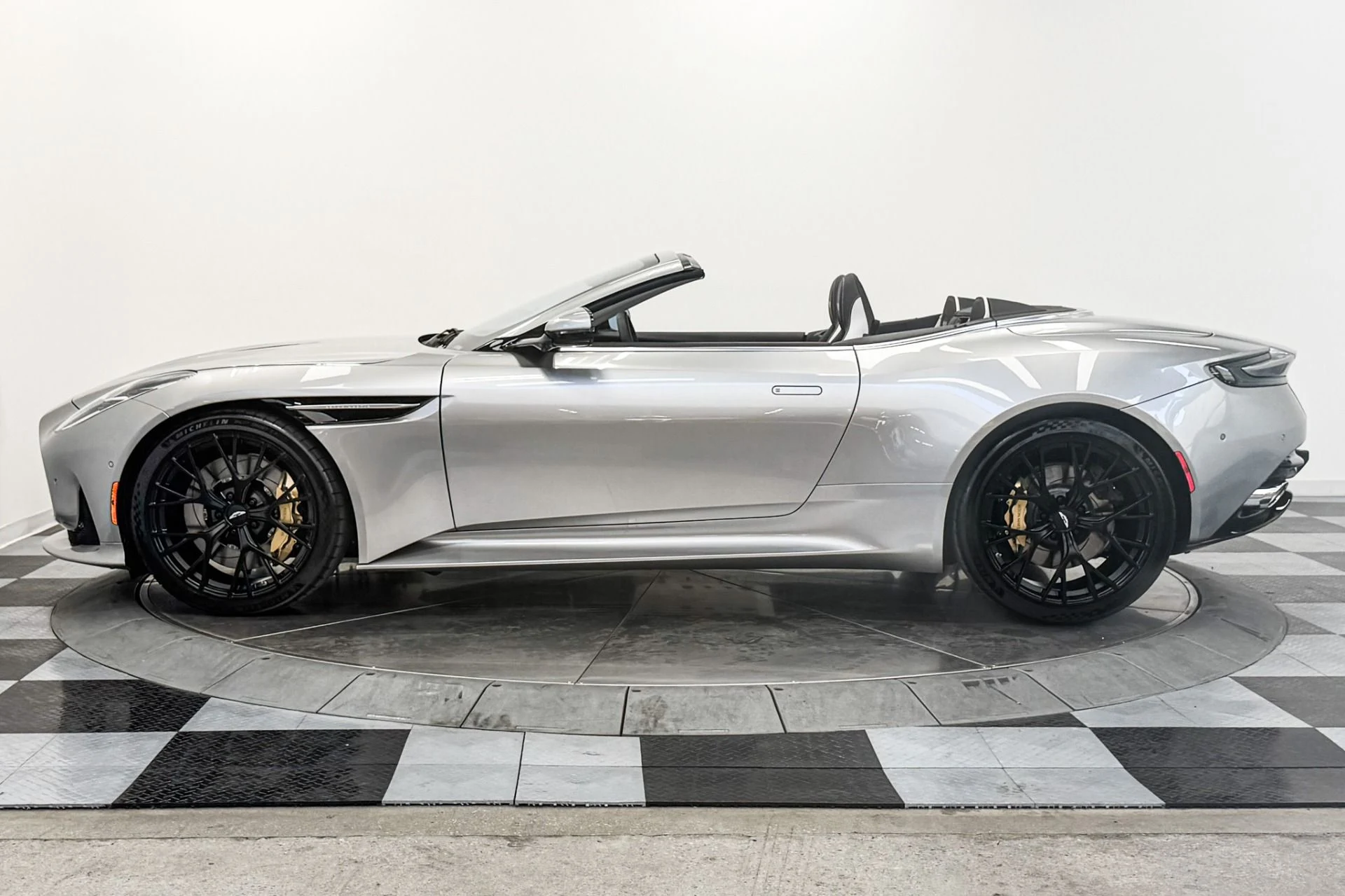 mph005_1758738422_Used_2025_Aston_Martin_DB_12_Volante_Duotone_interior_Bowers_and_Wilkins_Audio_Nearly_New_1789749797_8796f0df42