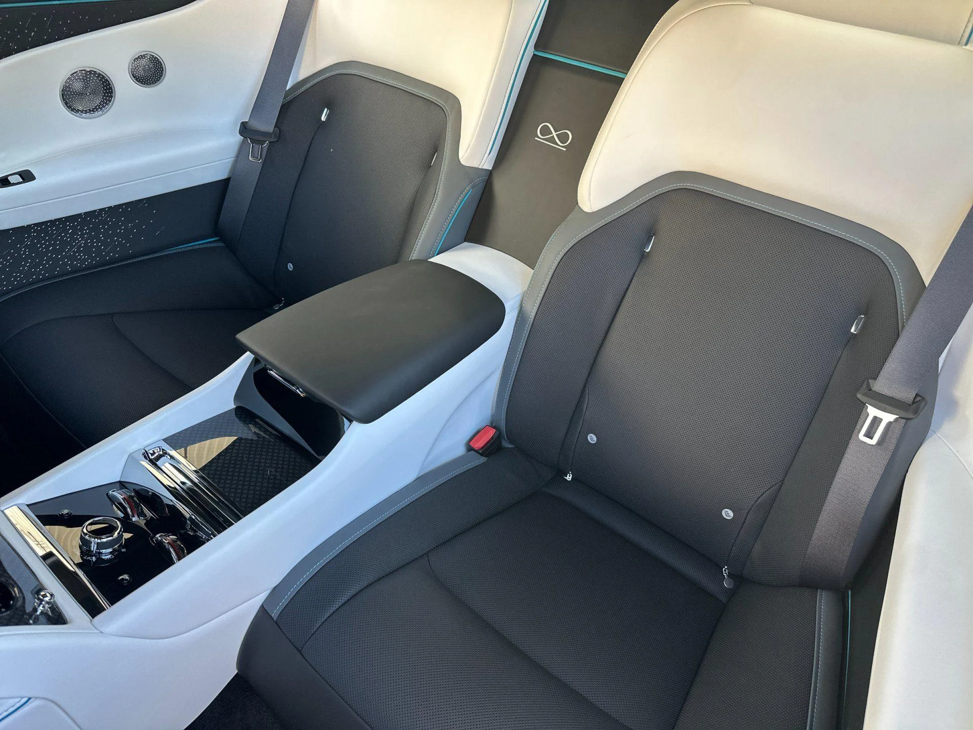 mph005_1760894273_New_2026_Rolls_Royce_Spectre_Black_Badge_1773996529_cc40d2e347