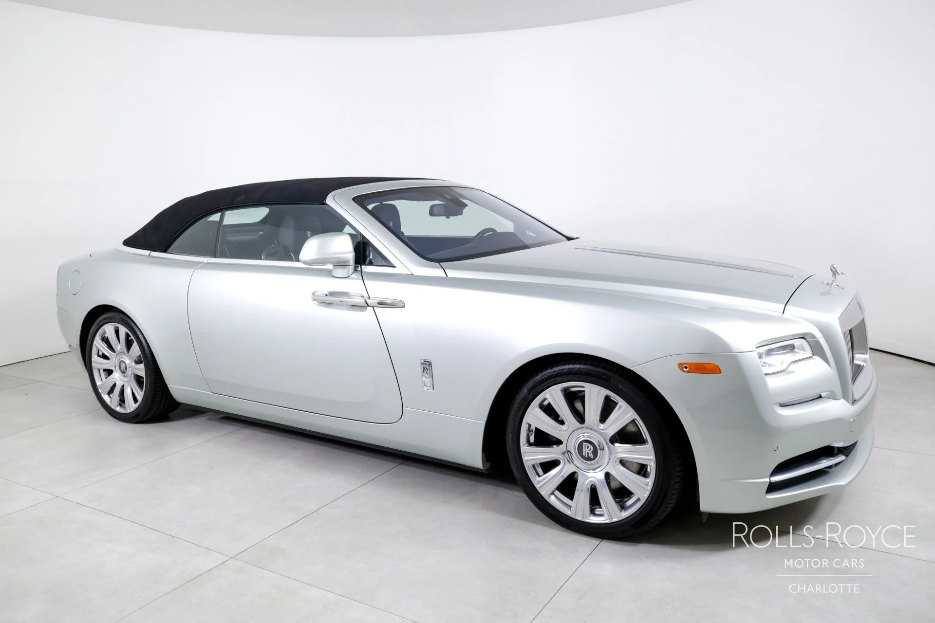 mph005_1767360984_Used_2017_Rolls_Royce_Dawn_1746196429_ae586cd9b1
