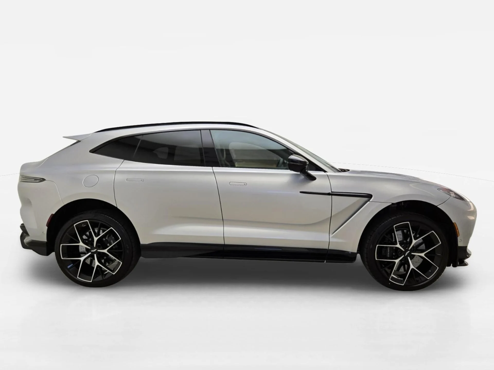 mph005_1773629939_New_2026_Aston_Martin_DBX_707_1781759954_3520ec3712