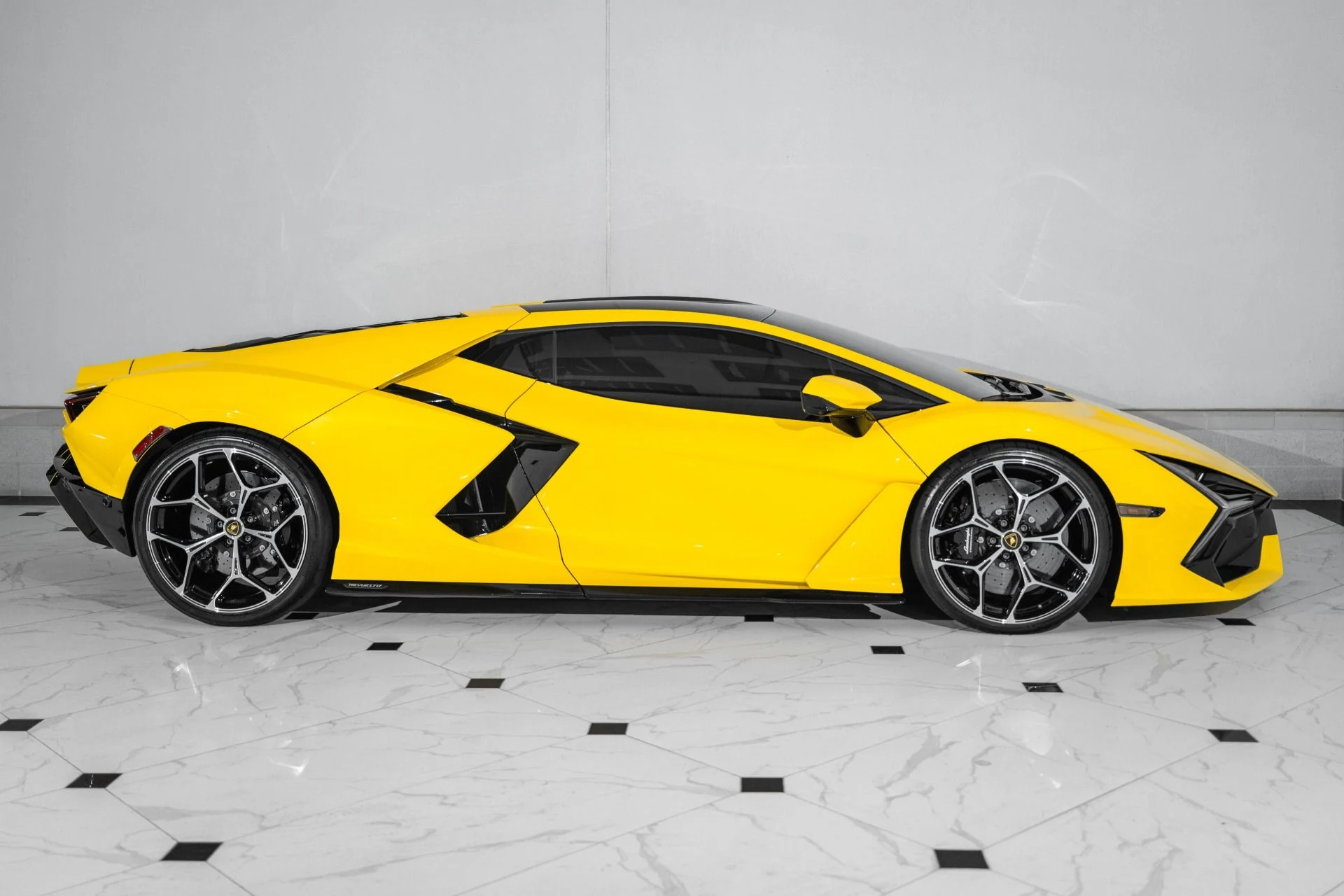 mph005_1778554089_Used_2024_Lamborghini_Revuelto_1760974364_576214a284
