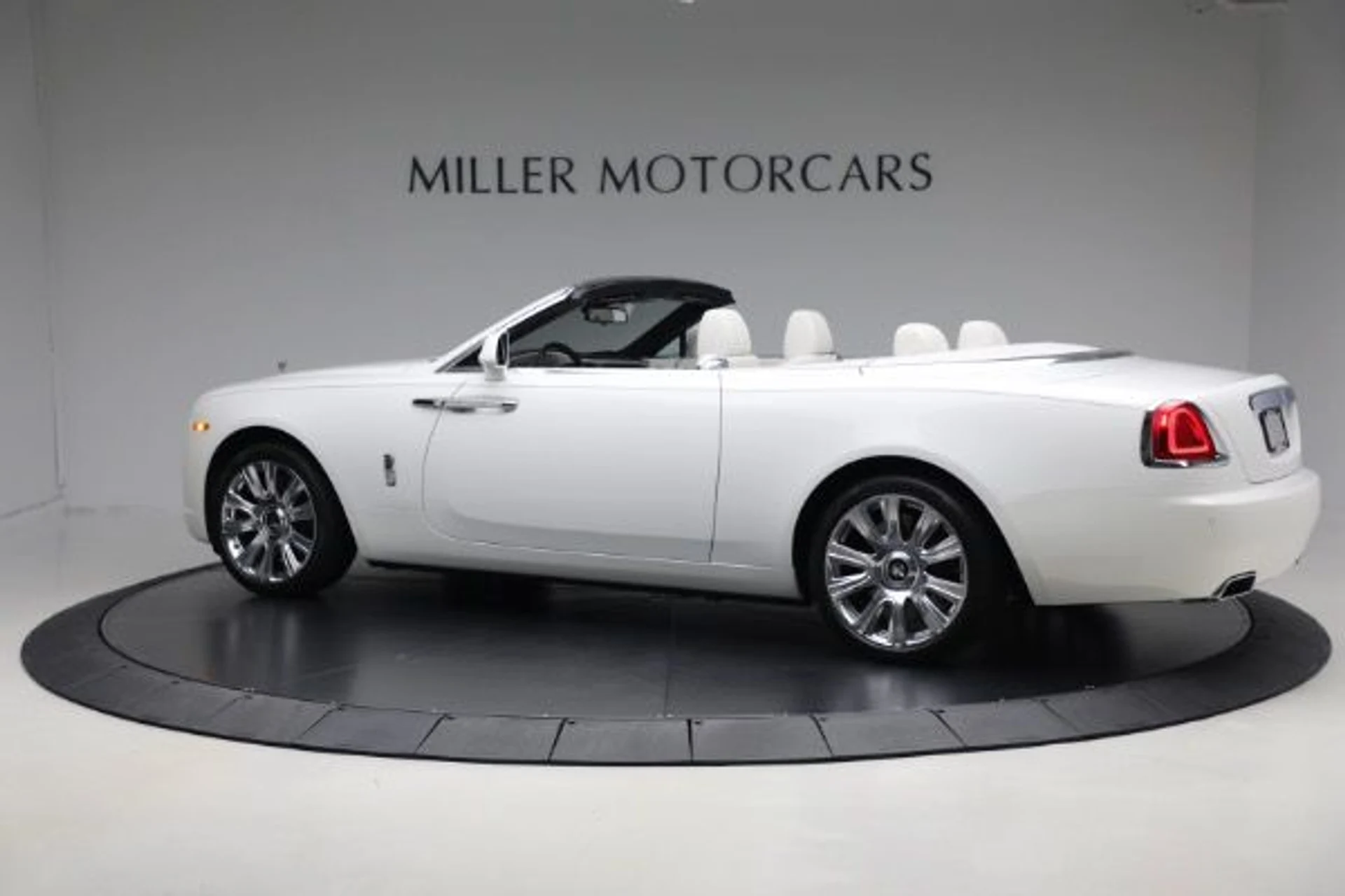 mph005_1784411400_Used_2018_Rolls_Royce_Dawn_1ea54c9e93