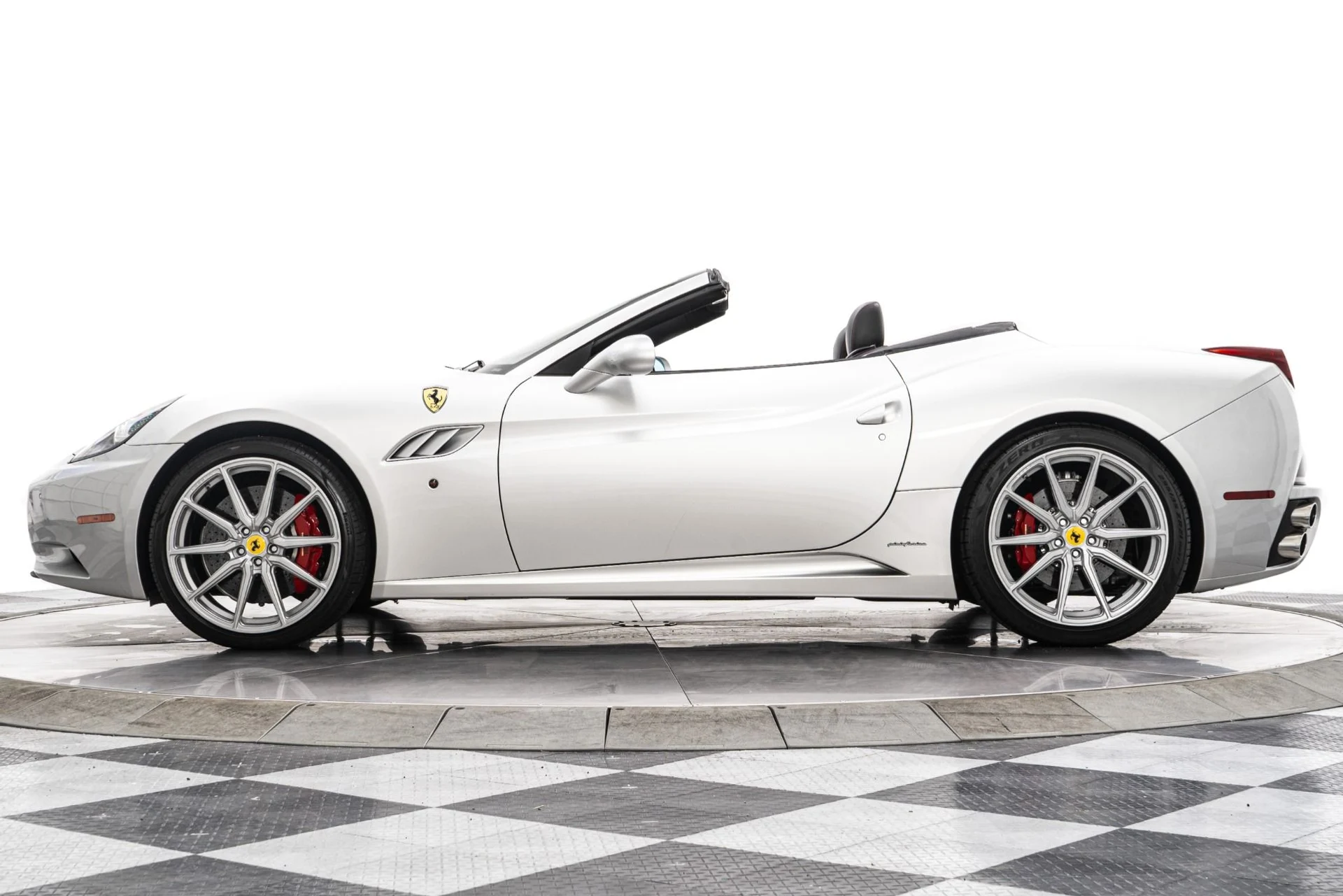 mph005_1867848271_Used_2013_Ferrari_California_1756329432_987b232739