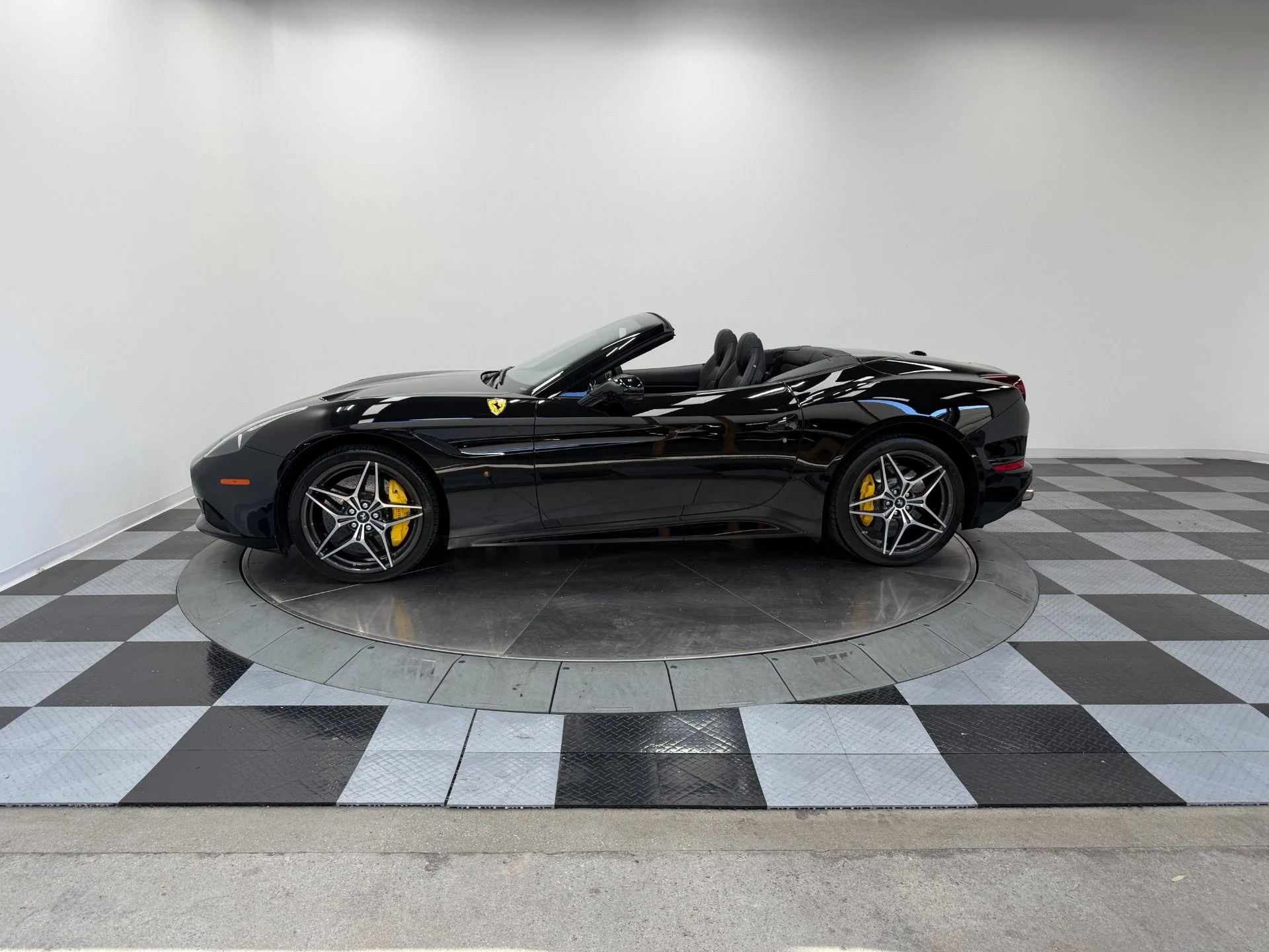 mph005_1883328589_Used_2016_Ferrari_California_T_Carbon_Fiber_Driving_Zone_Twin_Turbo_Power_1782147387_2922e89dff